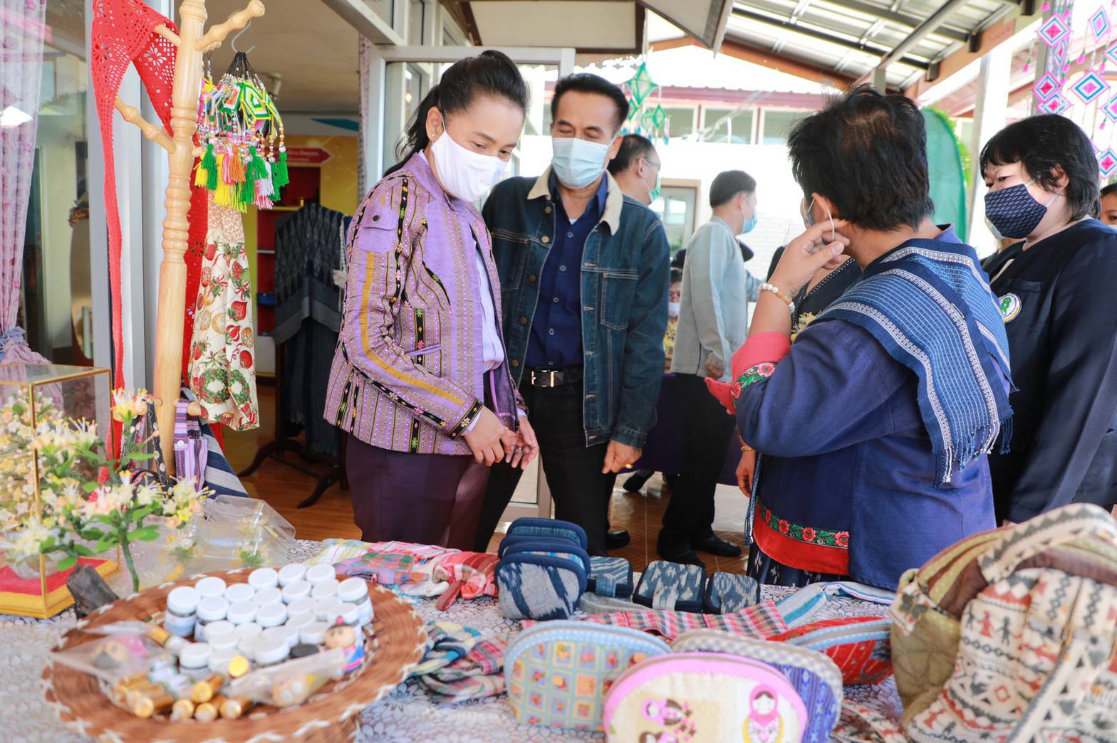 ครูโอ๊ะ ควง "ครูแก้ว-ศรีนวล" ตามติดนโยบาย WOW กศน.เมืองนครพนม ย้ำคน กศน.มีคุณภาพ สร้างงาน สร้างรายได้ ผสานวิถีประเพณีชาวอีสาน