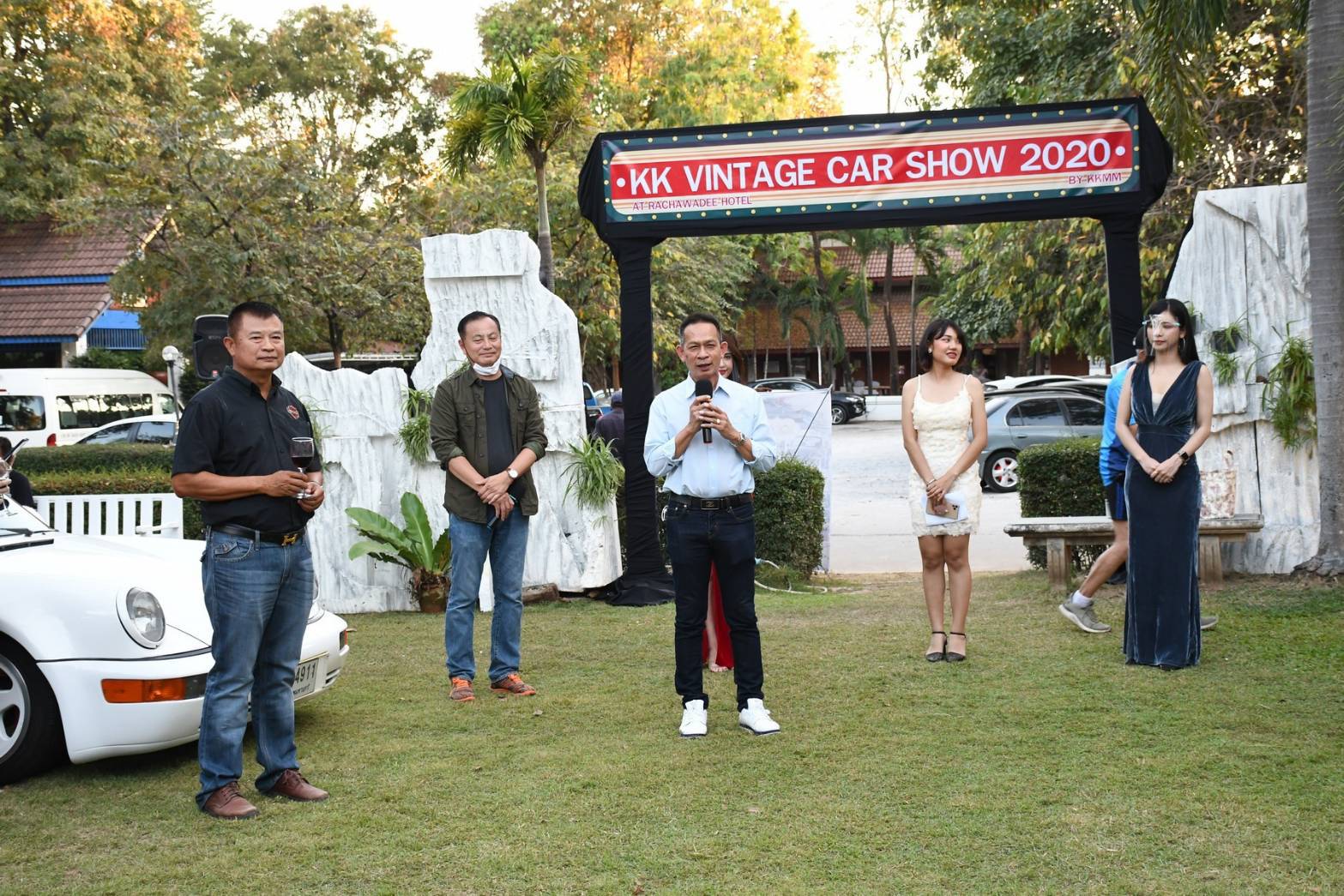 'ส.ส.ฐิตินันท์ แสงนาค' ร่วมชมการแสดงรถโบราณในงาน KK.Vintage car show 2020 พร้อมหารือแนวทางการพัฒนาจังหวัดในปีหน้า 2564