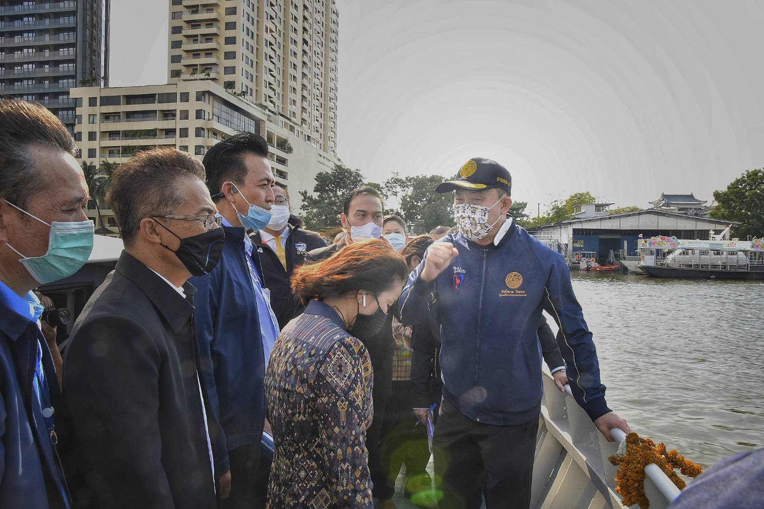 "ศักดิ์สยาม ชิดชอบ" รมว.คมนาคม ตรวจความพร้อมโครงการทดลองเรือโดยสารพลังงานไฟฟ้าในแม่น้ำเจ้าพระยา และท่าเรือสะพานพระพุทธยอดฟ้า