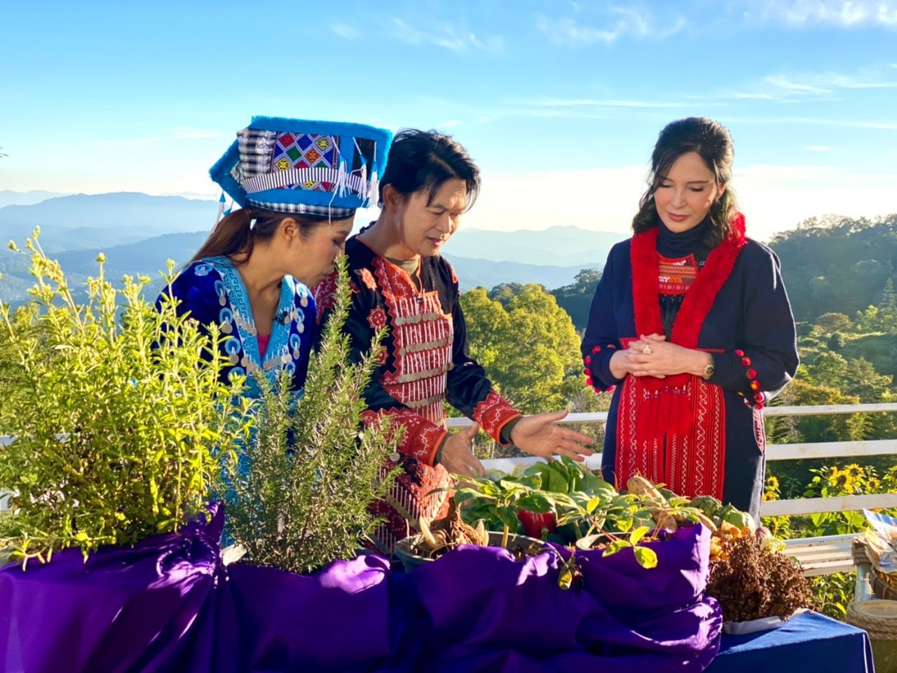 รมช.มนัญญา ร่วมถ่ายทำรายการเช้าชวนคุย ช่อง 9 MCOT HD ประชาสัมพันธ์ผลิตภัณฑ์สินค้าเกษตร ณ บริเวณศูนย์วิจัยเกษตรหลวงเชียงใหม่ (ขุนวาง)​ จ.เชียงใหม่