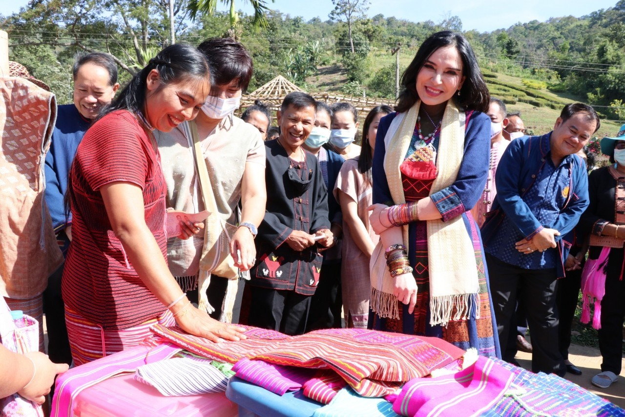 รมช.มนัญญา ไทยเศรษฐ์ เปิดตลาดกะเหรี่ยงและแปลงไม้ดอกไม้ประดับ บ้านอีมาดอีทรายภายใต้โครงการส่งเสริมอาชีพและพัฒนาแหล่งท่องเที่ยวเกษตรบนพื้นที่สูง จ.อุทัยธานี