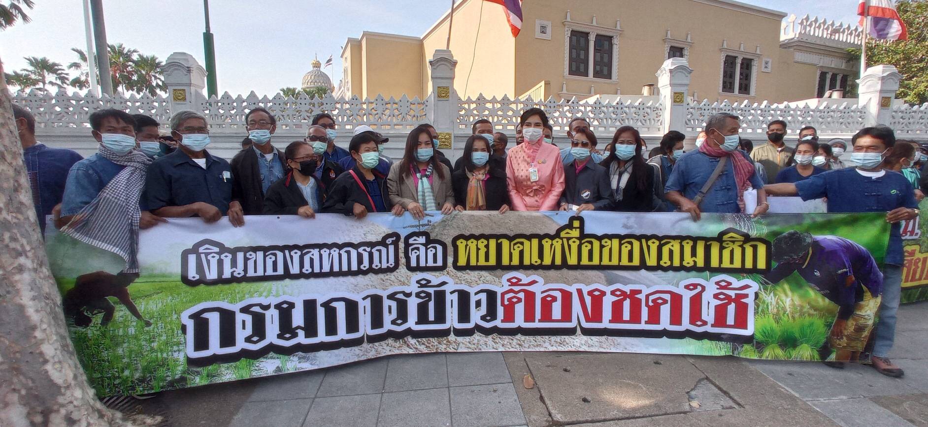 สหกรณ์นิคมลานสักฯ อุทัย ร้องนายกฯ ให้กรมการข้าว เซ็นสัญญารับซื้อเมล็ดพันธ์ุข้าวตามมติครม. 24 ก.พ. มูลค่า 300 ล้านบาท หลังถูกเบี้ยวเสียหายหนักกว่า 75 ล้านบาท ขณะที่ "รมช.มนัญญา" เผย "บิ๊กตู่" เร่งเยียวยา