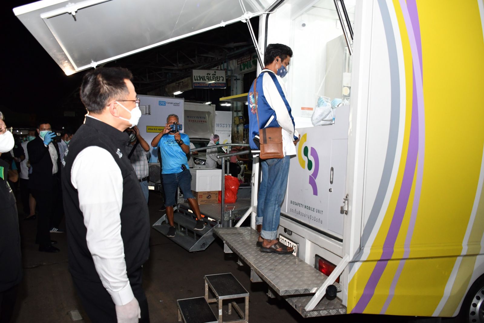 "อนุทิน" ลงพื้นที่ สมุทรสาคร หลังพบรายงานผู้ติดเชื้อโควิด 19 เพิ่ม ส่งรถตรวจเชื้อชีวนิรภัย พระราชทานเพื่อคัดกรอง 3 คัน