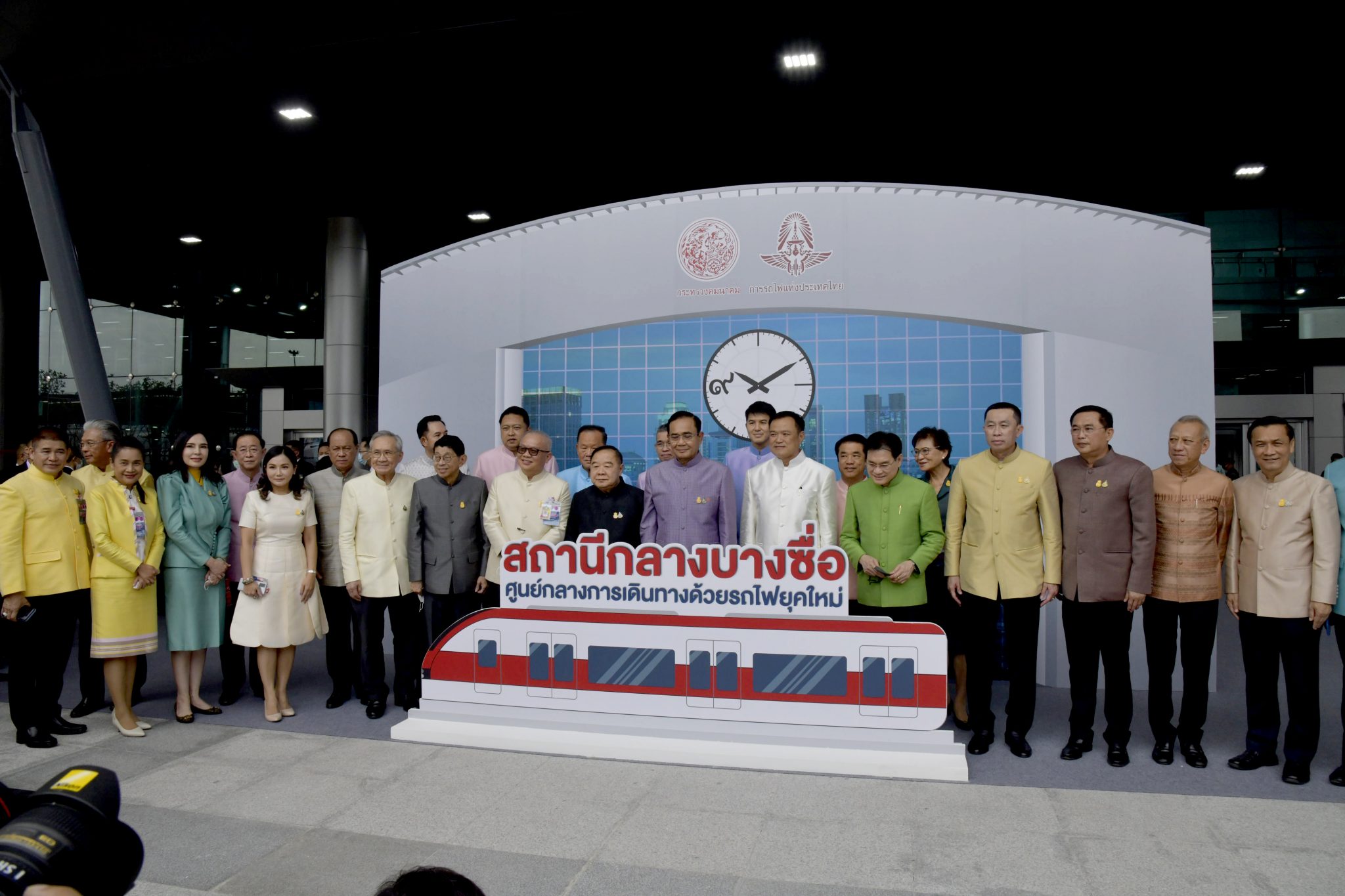 "ศักดิ์สยาม ชิดชอบ" รมว.คมนาคม ต้อนรับนายกรัฐมนตรีและคณะรัฐมนตรีเยี่ยมชมสถานีกลางบางซื่อ และโครงการระบบรถไฟชานเมือง (สายสีแดง)