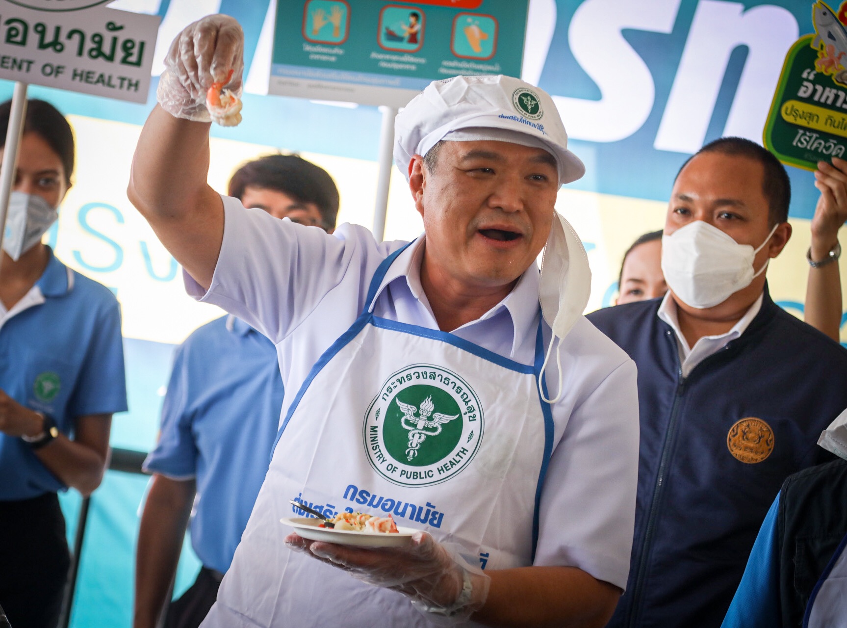 "อนุทิน" นำทัพ สธ.ลงพื้นที่สมุทรสาคร ให้กำลังใจเจ้าหน้าที่ พร้อมตรวจโรงพยาบาลสนาม-ทานกุ้งสร้างความมั่นใจกับประชาชน ลุ้น ระบาดรอบใหม่ จบเร็วกว่ารอบแรกด้านตัวแทนชาวเมียนมาร์ ขอบคุณทีม สธ.ให้การดูแลอย่างดี สัญญา พร้อมปฏิบัติตามทุกมาตรการ