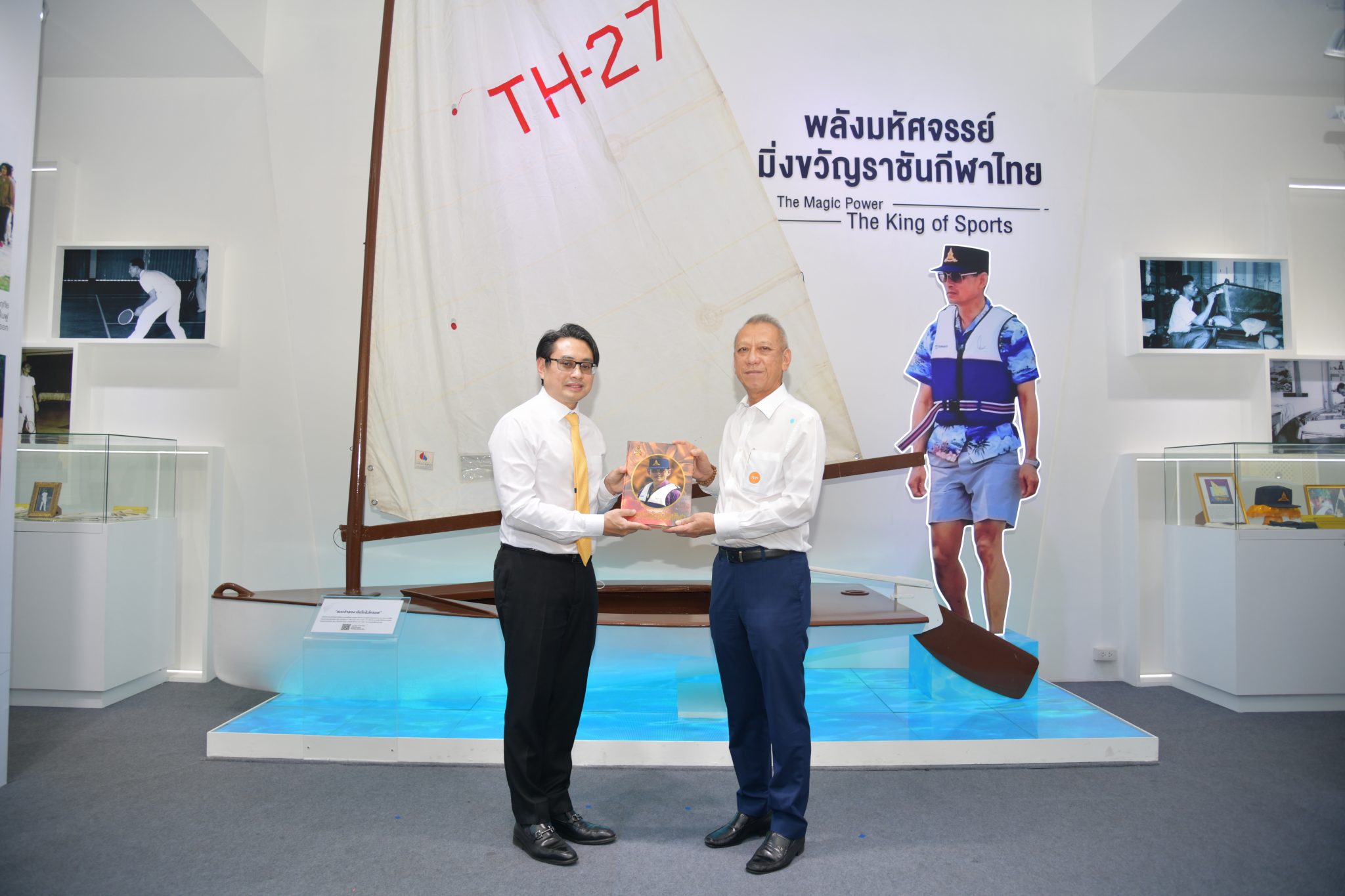 รมต.พิพัฒน์ เยี่ยมชมนิทรรศการ “พลังมหัศจรรย์ มิ่งขวัญราชันกีฬาไทย” ซึ่งนำเสนอพระอัจฉริยะภาพด้านกีฬาของในหลวงรัชกาลที่ 9 และในหลวงรัชกาลที่ 10