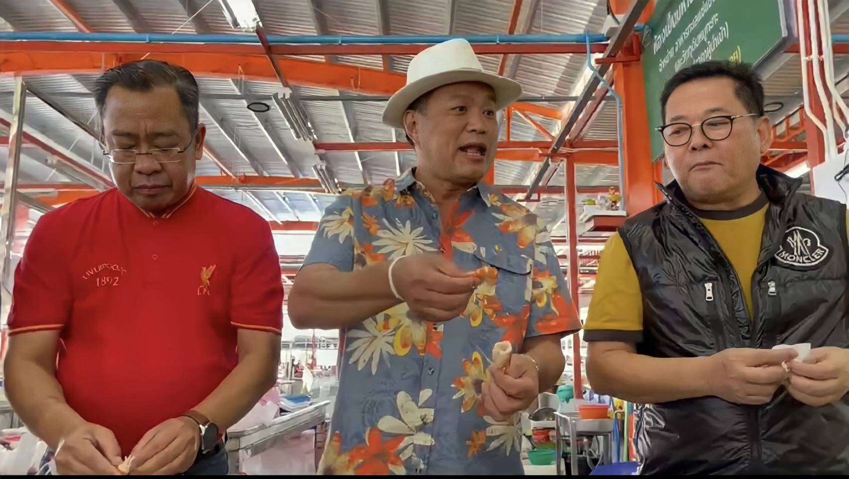 "อนุทิน" ควง สสจ.เชียงรายกินกุ้งโชว์ ย้ำ อาหารทะเลทานได้ แต่ต้องปรุงสุก