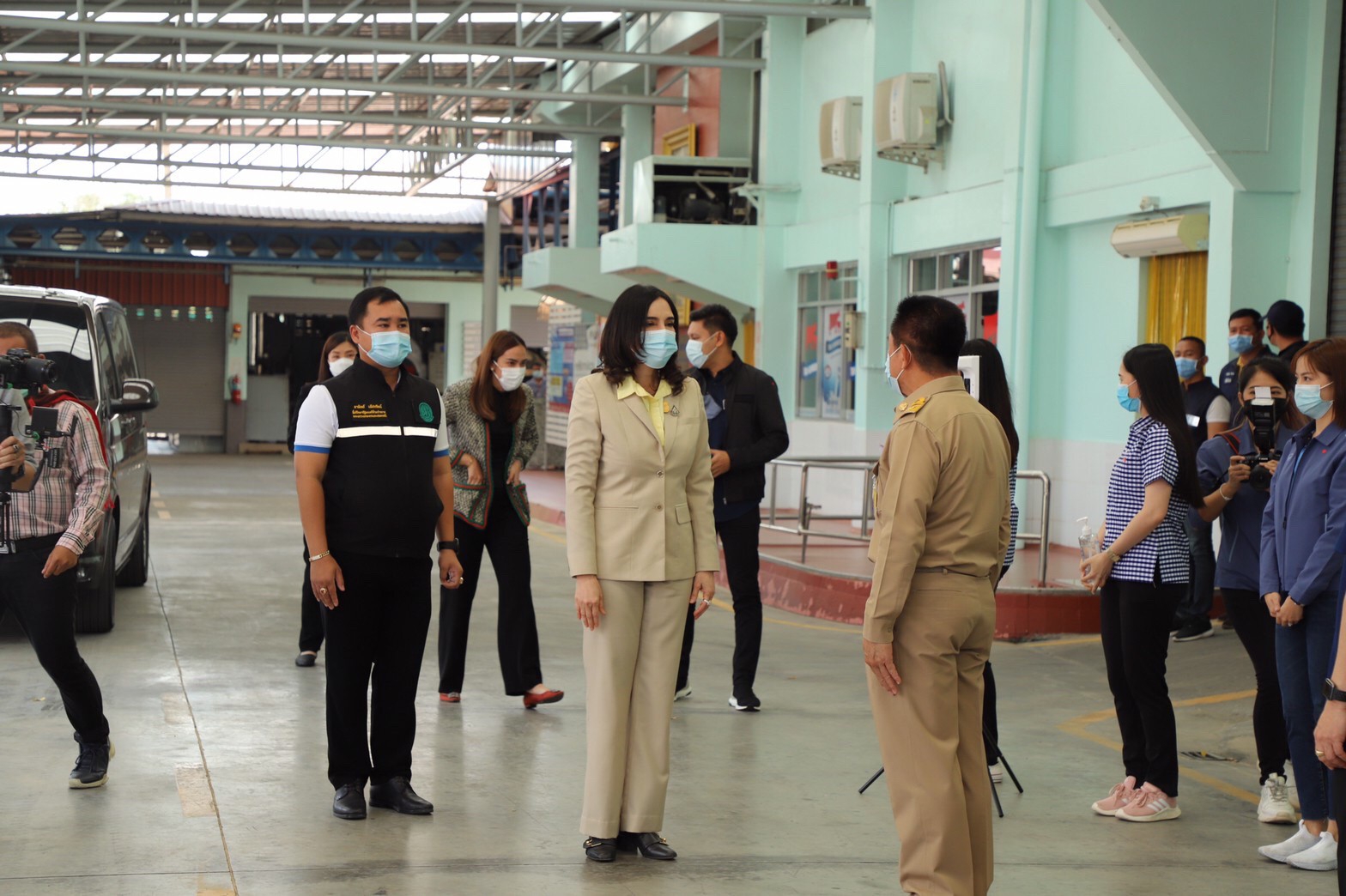 "รมช.มนัญญา" หารือแนวทางแก้ไขปัญหาสมาชิกสหกรณ์โคนมภาคใต้-ตะวันตก น้ำนมดิบล้น ให้ อ.ส.ค. รับซื้อ 40 ตัน ผลิตนมยูเอชที