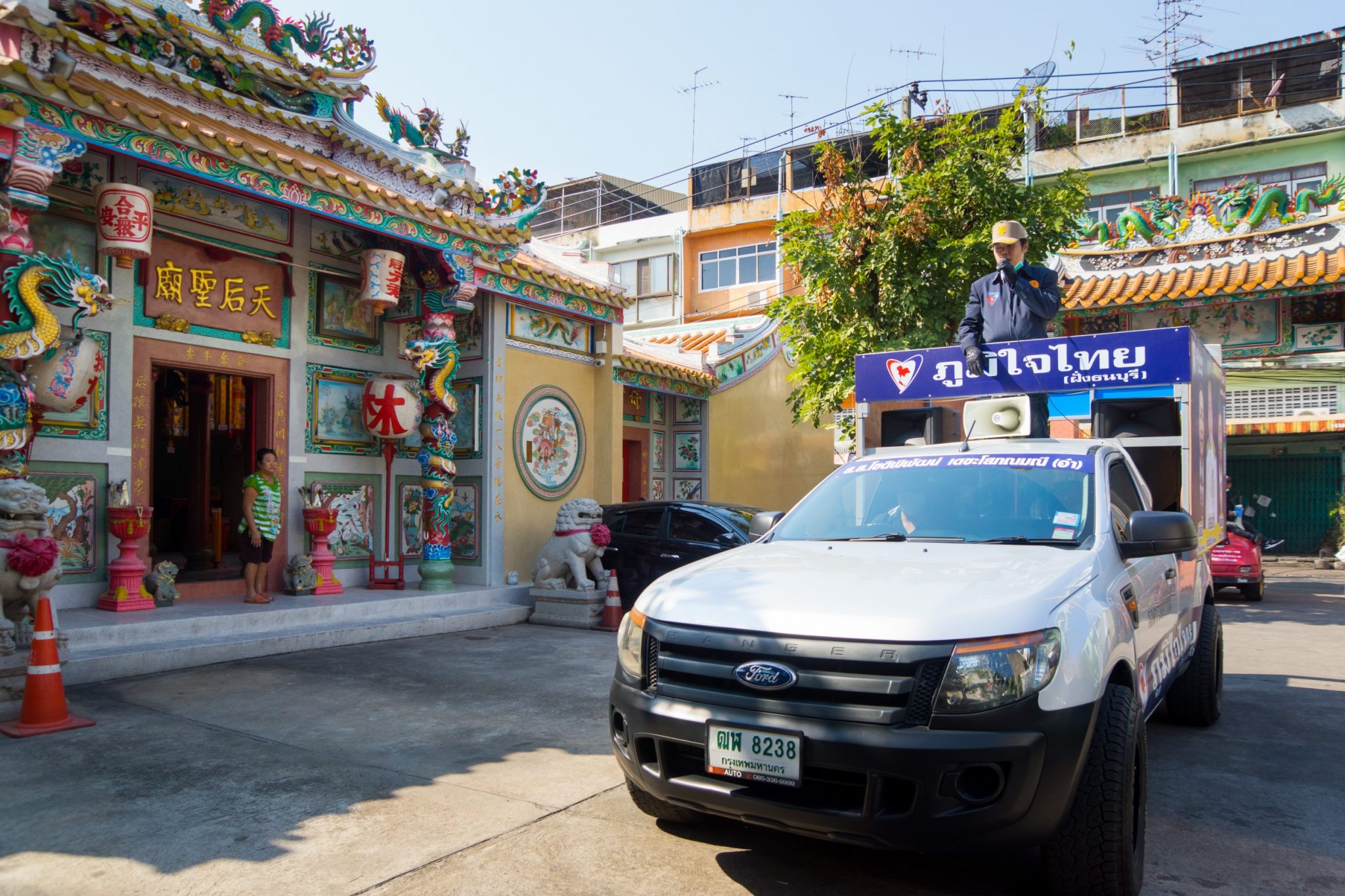 "ส.ส.โชติพิพัฒน์ เตชะโสภณมณี" ห่วงใยพี่น้องประชาชนจากสถานการณ์การแพร่ระบาด covid -19 รุด! ลงพื้นที่ฉีดพ่นน้ำยาฆ่าเชื้อ Covid-19 ด้วยรถ HORUS Airbrush CAR