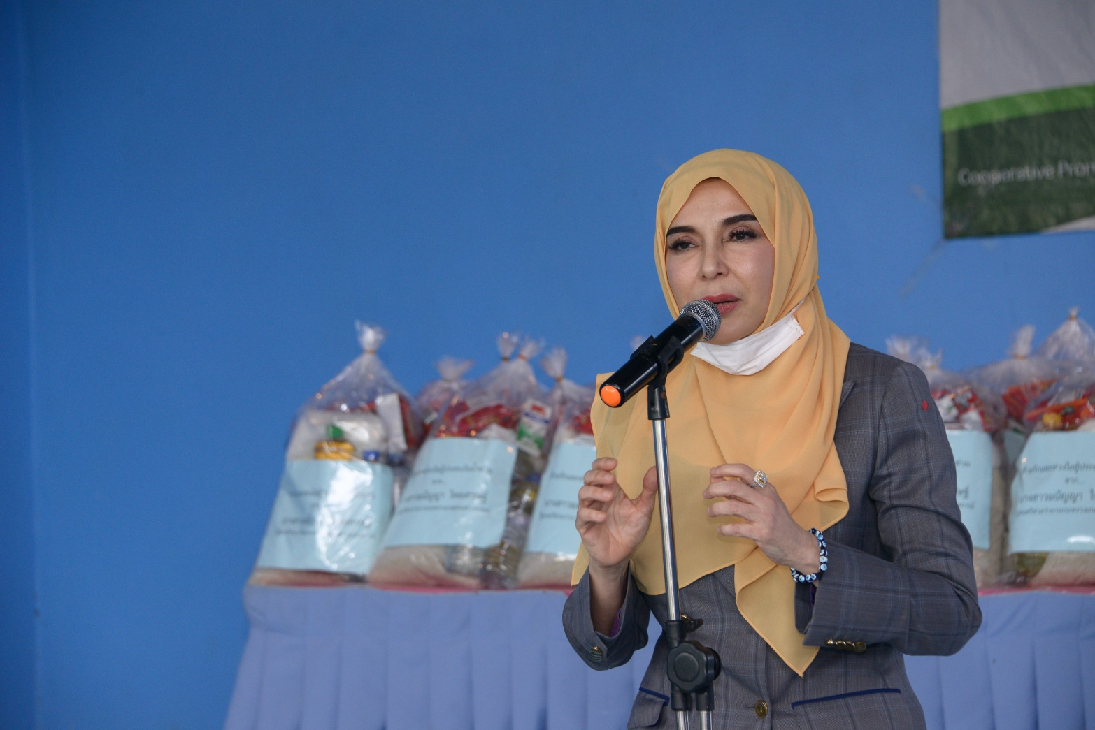 รมช.มนัญญา มอบถุงยังชีพให้เกษตรกรผู้ได้รับผลกระทบจากอุทกภัย ณ สหกรณ์การเกษตรทุ่งลิปะสะโง จำกัด จ.ปัตตานี