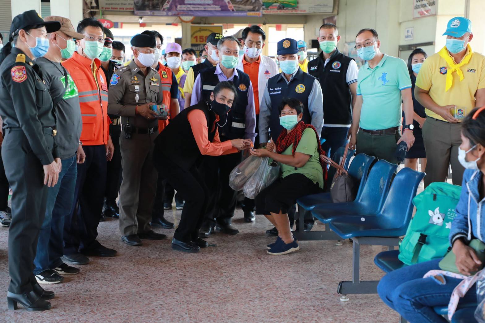 ครูโอ๊ะ เยี่ยมให้กำลังใจจุดบริการ “Checking point” ที่ขนส่งกบินทร์บุรี ยกผู้ปฏิบัติงานชาวคมนาคม เสียสละเวลาส่วนตัวเพื่อประโยชน์ประชาชน ช่วงหยุดยาวปีใหม่ หวังผลความดีสร้างชีวีเป็นสุขตลอดปีฉลู