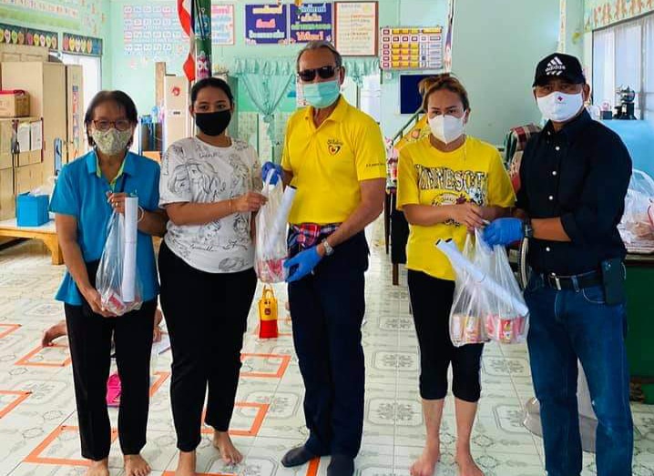 "ส.ส.มณฑล โพธิ์คาย" ห่วงใยพี่น้องประชาชนลงพื้นที่เยี่ยมคณะครู และพี่น้องประชาชน พร้อมกับสวัสดีปีใหม่ 2564 ในพื้นที่เขตสวนหลวง กทม.