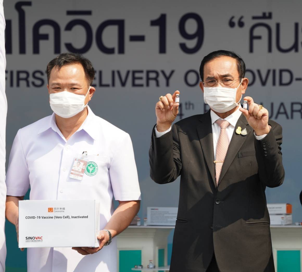 ถึงแล้ว !! วัคซีนซิโนแวค 2 แสนโดส พล.อ.ประยุทธ์-อนุทิน พร้อมคณะ เดินทางไปรับที่สนามบิน