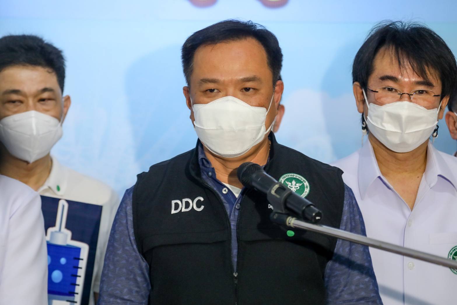 "อนุทิน" เยี่ยมโรงพยาบาลสมุทรสาคร ชมการฉีดวัคซีนโควิด-19 ให้ประชาชน เผยข่าวดี ผู้ว่าฯ ใกล้หายดีแล้ว