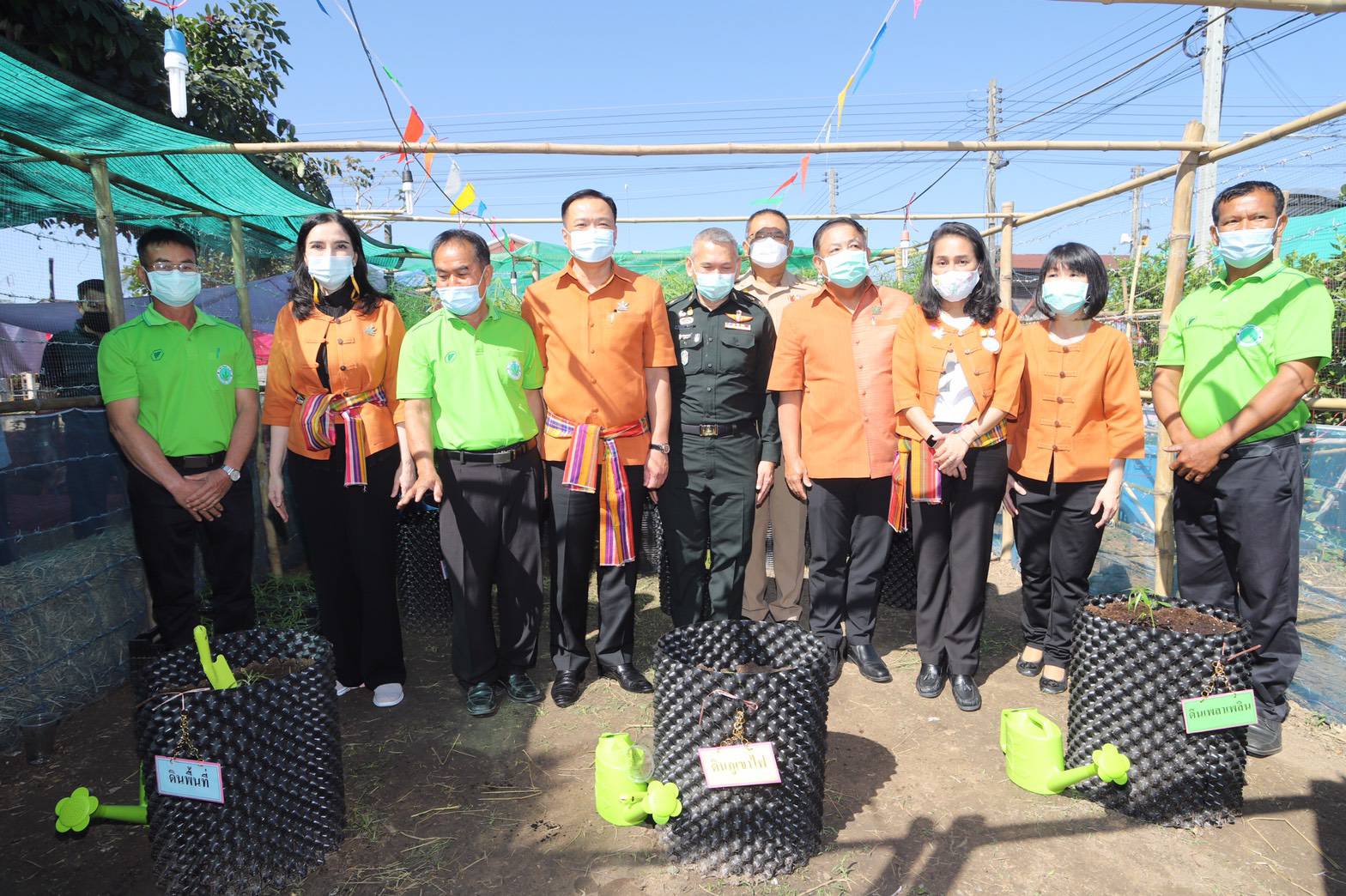 "อนุทิน" มอบต้นกล้ากัญชาให้ประชาชน นำร่องนโยบาย "6 ต้น เพื่อการแพทย์" เผย รัฐเปิดช่องให้ชาวบ้านได้สิทธิ์ปลูกแล้ว
