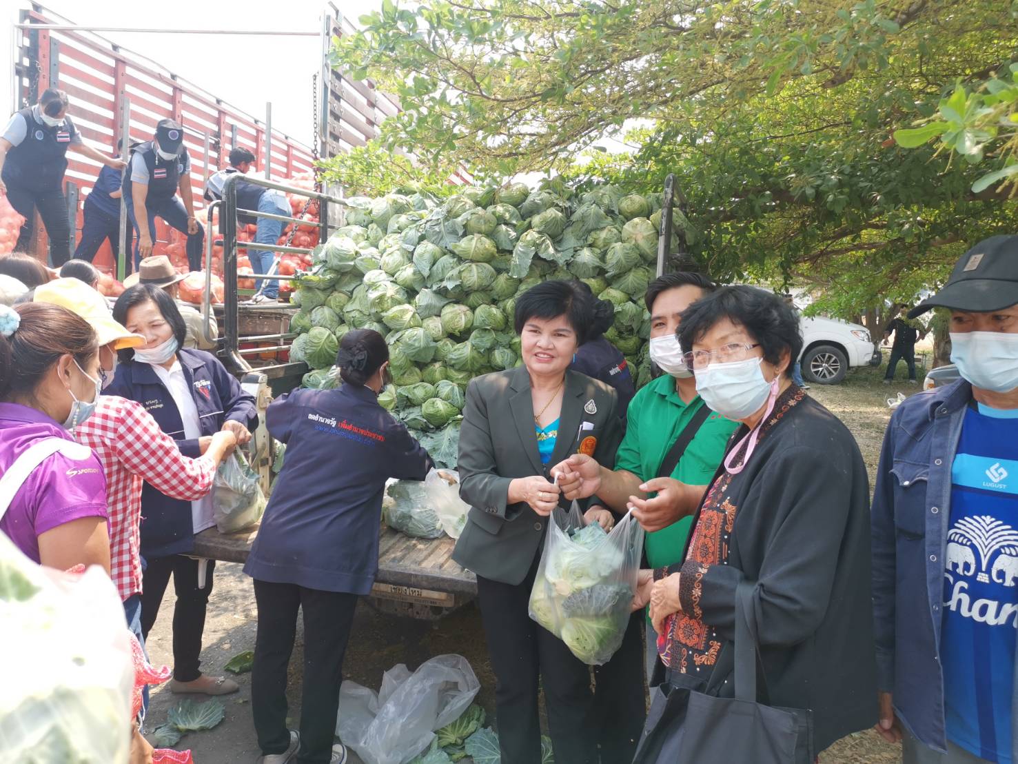 "ส.ส.ศรีนวล" ร่วมงานสัมมนาการบริหารร่วมสหกรณ์สันป่าตอง พร้อมจัดการช่วยเหลือกลุ่มเกษตรลำไย หอมหัวใหญ่ กระจายผลผลิตแก้ไขปัญหาราคาตกต่ำ