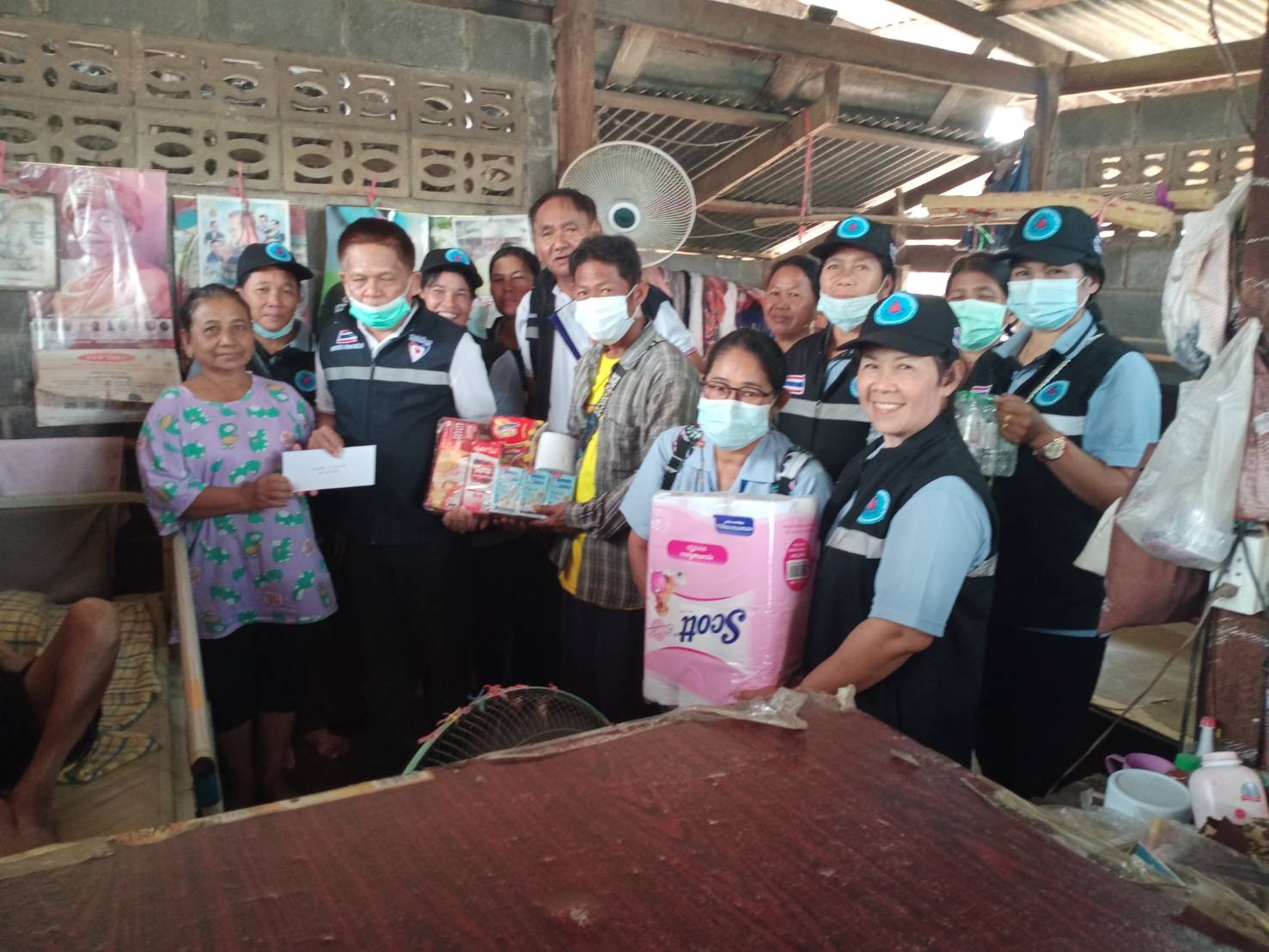 "ส.ส.พรชัย" ห่วงใยพี่น้องประชาชนรุดหน้าลงพื้นที่มอบสิ่งของ และน้ำดื่ม ให้กำลังใจกับผู้ป่วยติดเตียง และประชาชน ณ บ้านโนนระเวียง ม.3 ต.โคกกระชาย อ.ครบุรี จ.นครราชสีมา เพื่อบรรเทาความเดือดร้อน