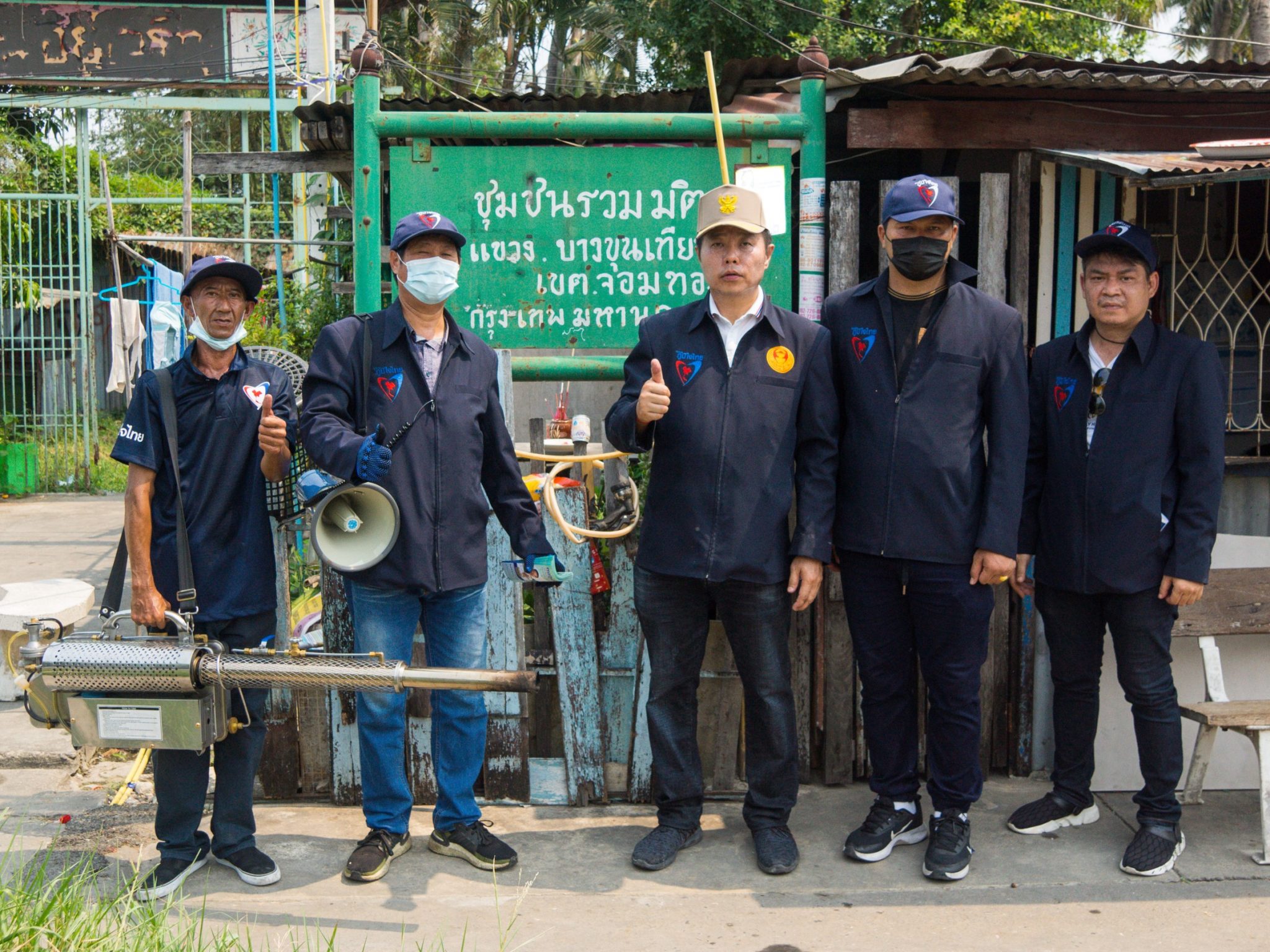 "ส.ส.โชติพิพัฒน์ " ลงพื้นที่ฉีดพ่นหมอกควัน พร้อมติดตั้งหลอดไฟ LED ส่องสว่างในชุมชน
