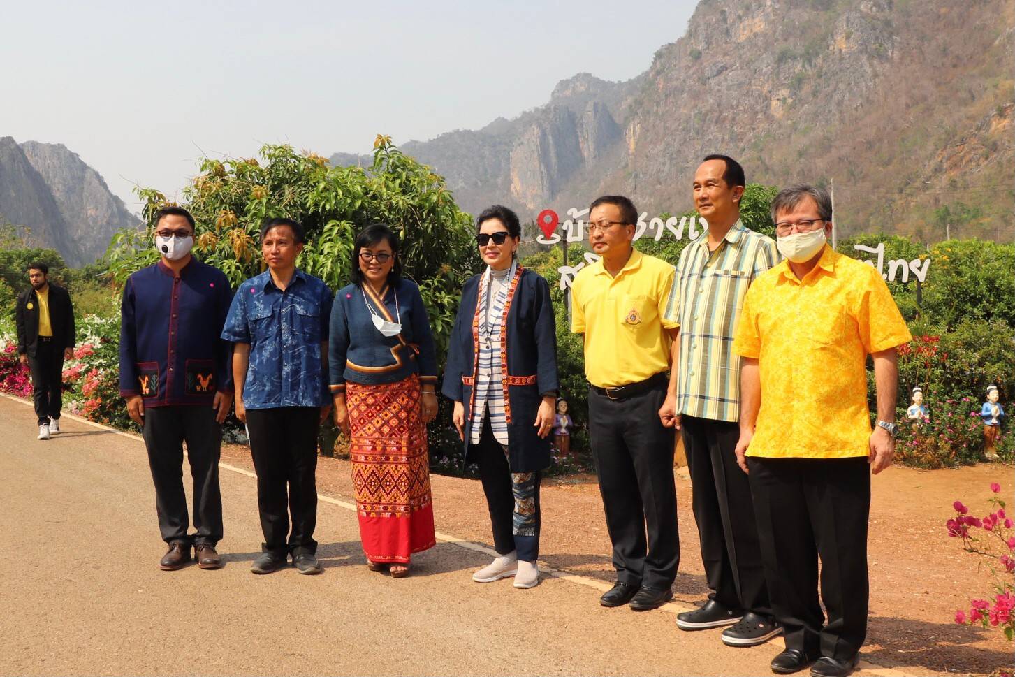 "รมช.มนัญญา" ลงพื้นที่เยี่ยมชมจุดชมวิวบ้านชายเขา สวิตเซอร์แลนด์​เมือง​ไทย พร้อมเยี่ยมชมแปลงเรียนรู้การผลิตไม้ผลเพื่อการส่งออกมะม่วง โครงการระบบส่งเสริมเกษตรแบบแปลงใหญ่