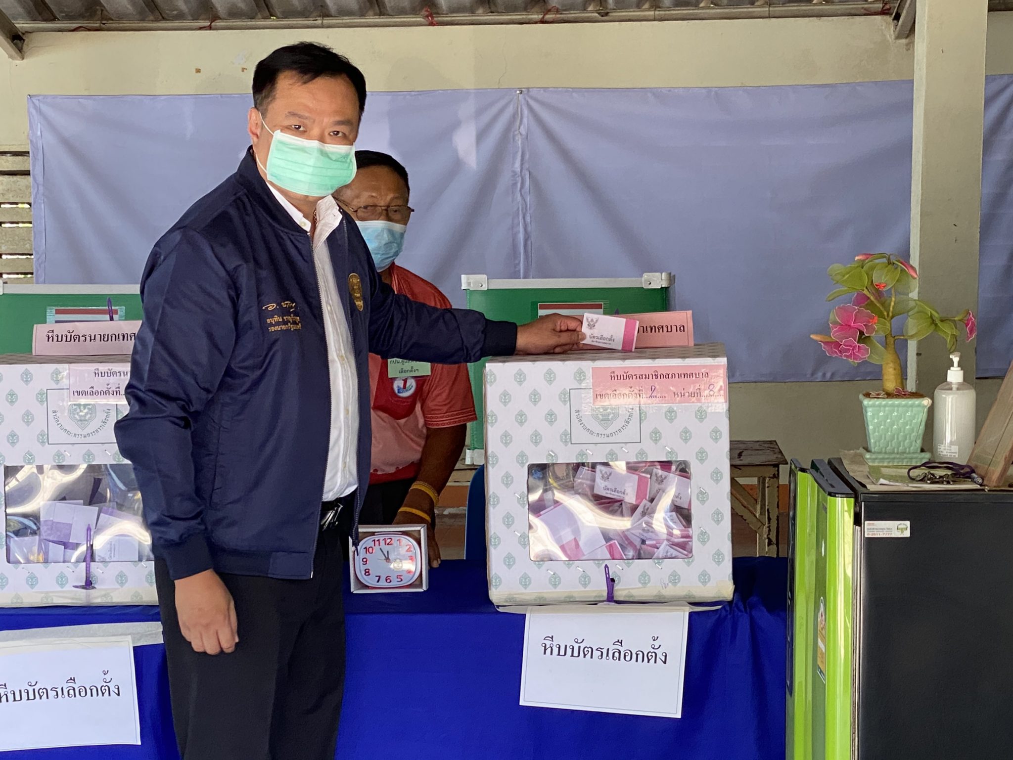 "รองฯ อนุทิน" เข้าคูหาเลือกตั้งสมาชิกสภาเทศบาล ที่เขตเลือกตั้งที่ 2 หน่วยเลือกตั้งที่ 8 หมู่ที่ 4 บ้านไทยเจริญ ตำบลอิสาณ อำเภอเมือง จังหวัดบุรีรัมย์