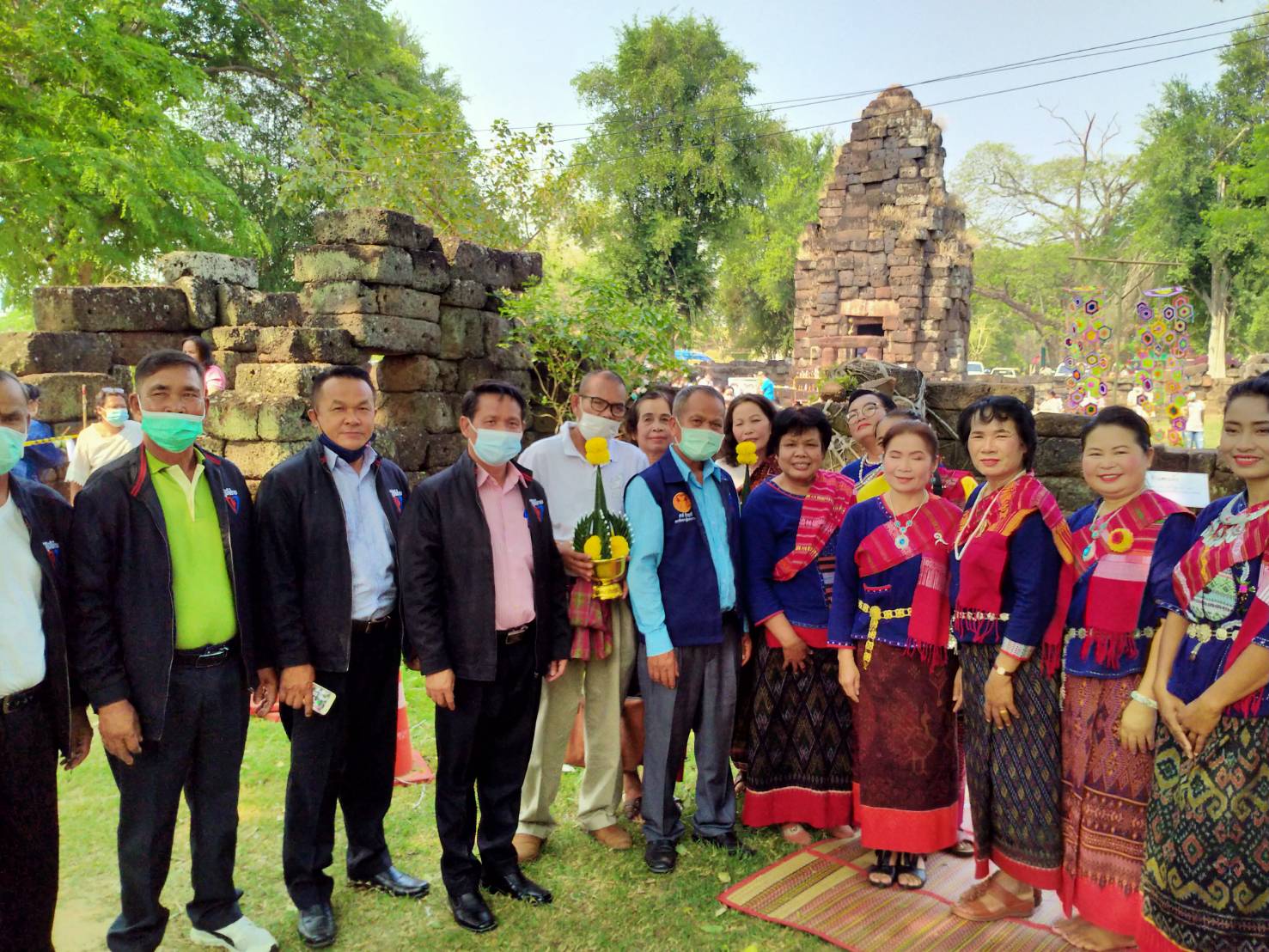 "ส.ส.สำลี" พร้อมคณะร่วมงานนมัสการและสรงน้ำสิ่งศักดิ์สิทธิ์ปรางค์กู่ประจำตำบลปรางค์กู่