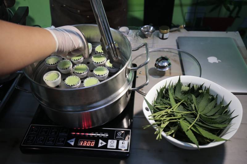 'เวิร์กช็อป' คับคั่ง สอนทำ 'ขนมถ้วยฟู-ช็อคบอล-ซีอิ๊ว' ผสมกัญชา ใน มหกรรม 360 องศา เพื่อ ปชช.