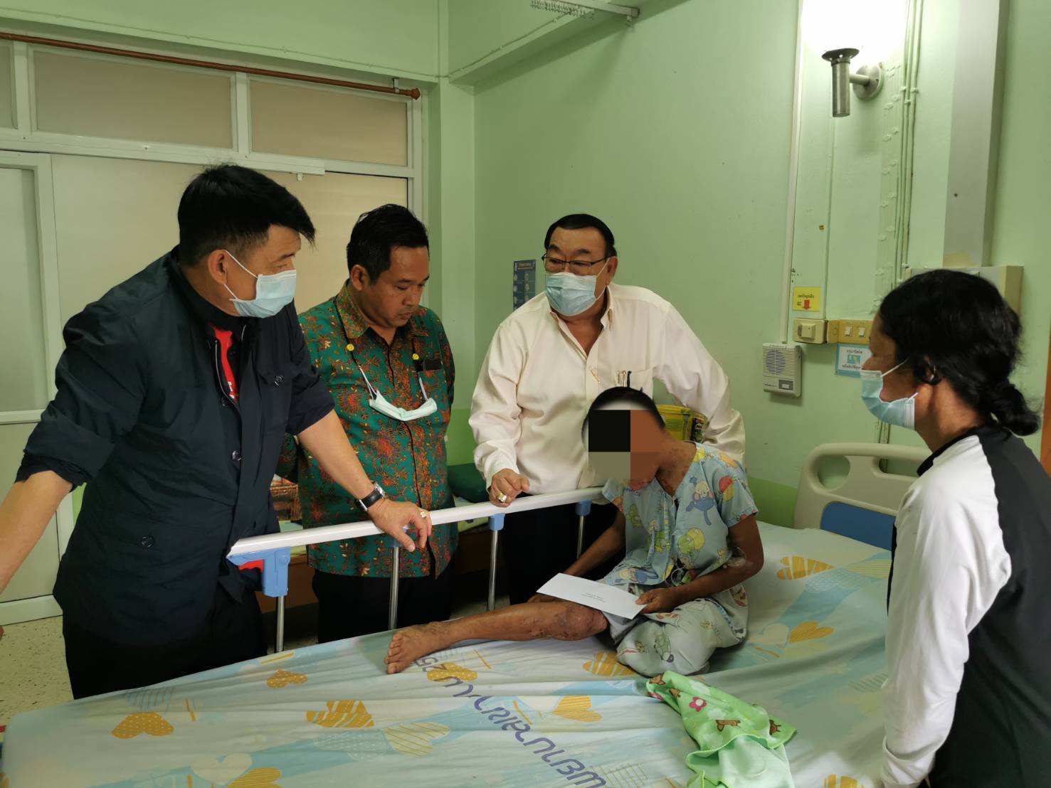 "ส.ส.สฤษฏ์พงษ์" รับมอบหมาย จาก "รมช.กนกวรรณ" ลงพื้นที่ อ.เขาพนม จ.กระบี่ เยี่ยม "น้องภูผา" ที่ถูกรุ่นพี่ใช้ซีม่าโลชั่นราดตัว