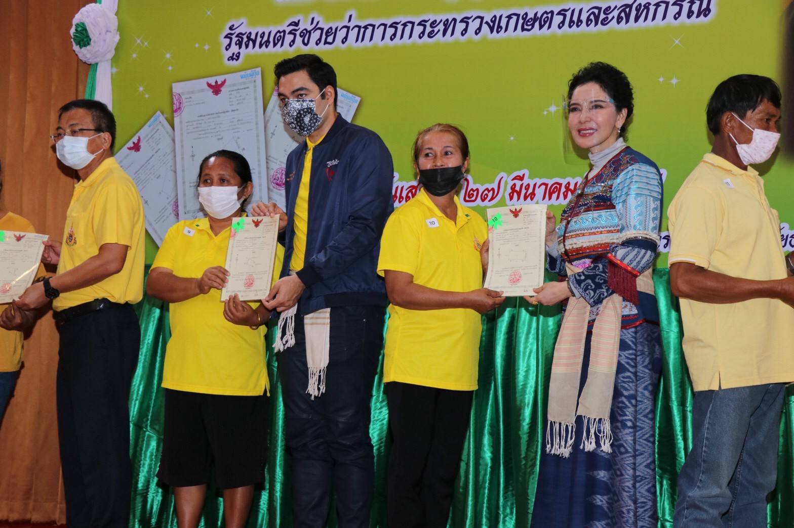 "รมช.มนัญญา ไทยเศรษฐ์ รัฐมนตรีช่วยว่าการกระทรวงเกษตรและสหกรณ์ มอบหนังสืออนุญาตให้เข้าทำประโยชน์ ในเขตปฏิรูปที่ดิน (ส.ป.ก. 4-01) แก่เกษตรกร 100 ราย"