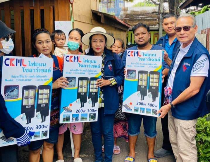 " ส.ส.มณฑล" ลงพื้นที่พร้อมทีมงานมอบชุดโคมไฟโซล่าเซลล์ ให้กับพี่น้องชาวชุมชนวัดใต้