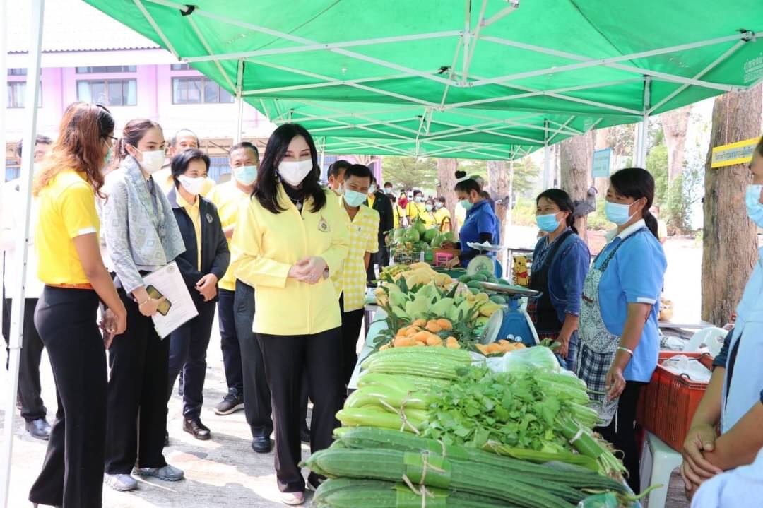 “รมช.มนัญญา” ลงพื้นที่มอบเงินช่วยเหลือเกษตรกรผู้ประสบภัยพิบัติ อุทกภัย (ด้านพืช) ณ อำเภอลานสัก จังหวัดอุทัยธานี