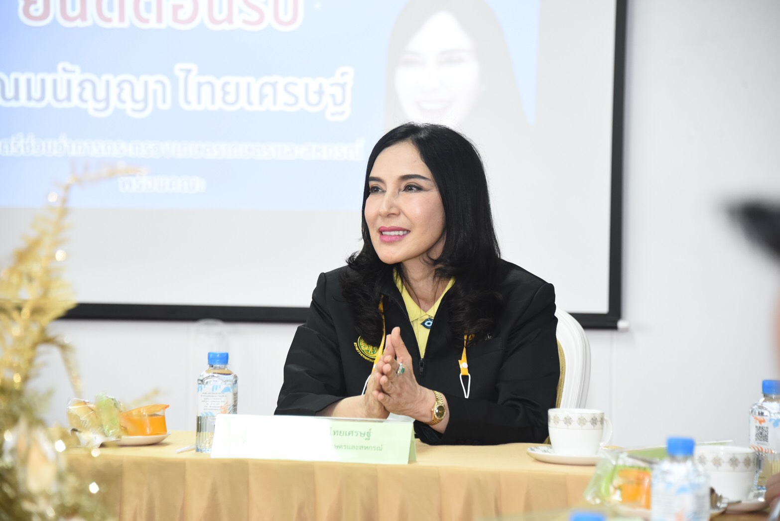 “รมช.มนัญญา” เผย !! ไม่ได้แพ้ วัคซีนโควิด-19 (แอสตร้าเซเนก้า) ตามข่าว พร้อมขอบคุณทุกกำลังใจที่ส่งมาให้ ทั้งนี้ ขอเชิญชวนคนไทยร่วมกันรณรงค์ฉีดวัคซีนโควิด เพื่อที่จะได้เปิดประเทศตามนโยบายของท่านนายกฯ