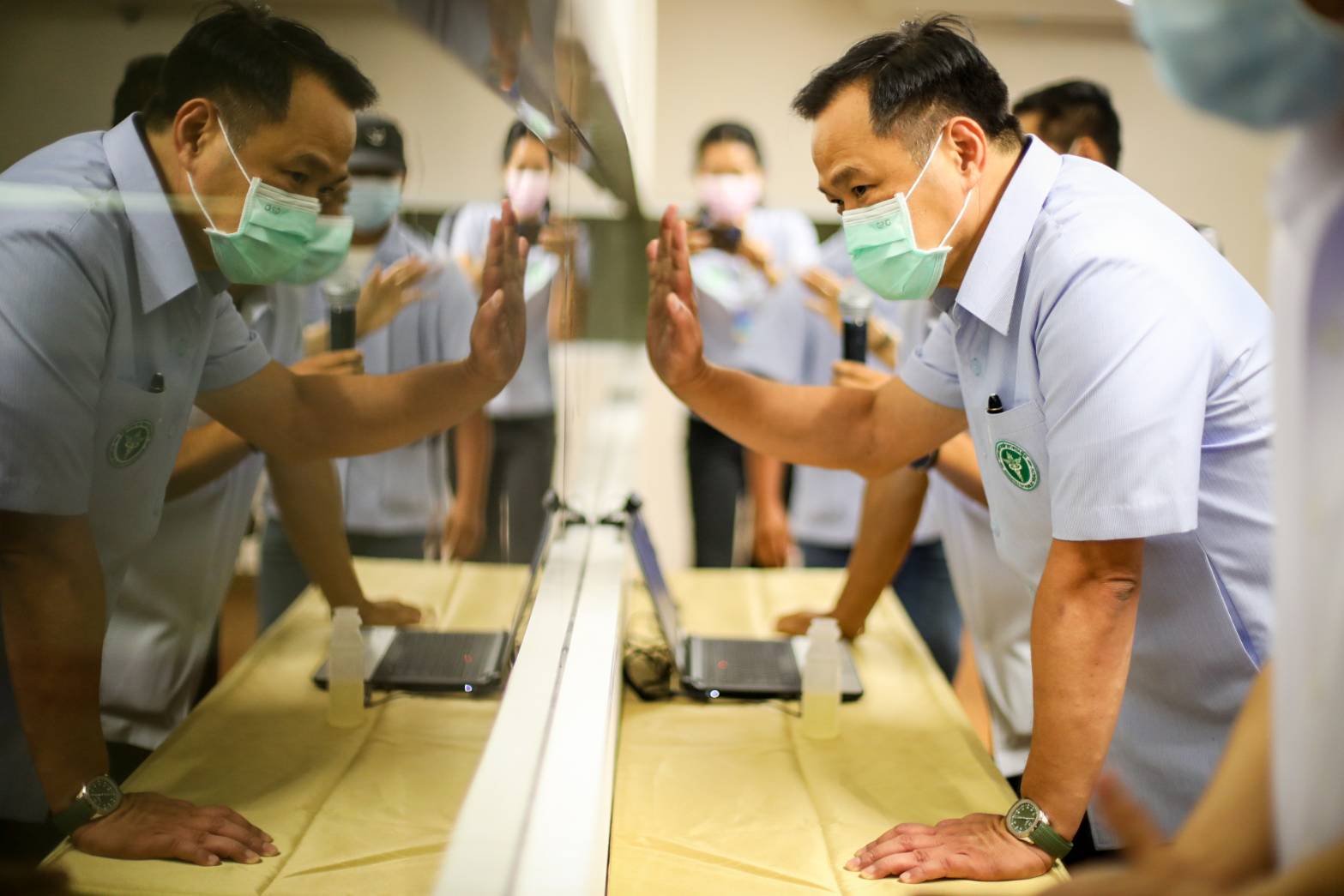 "อนุทิน" ลงพื้นที่หัวหินตรวจเยี่ยม ร.พ. ชื่นชมคนทำงาน ย้ำ โชคดี ไทยมี จนท.สาธารณสุข ที่ทุ่มเท เสียสละ พร้อมแจงแผนสต๊อกยาฟาวิพิราเวียร์ 2 ล้านเม็ด