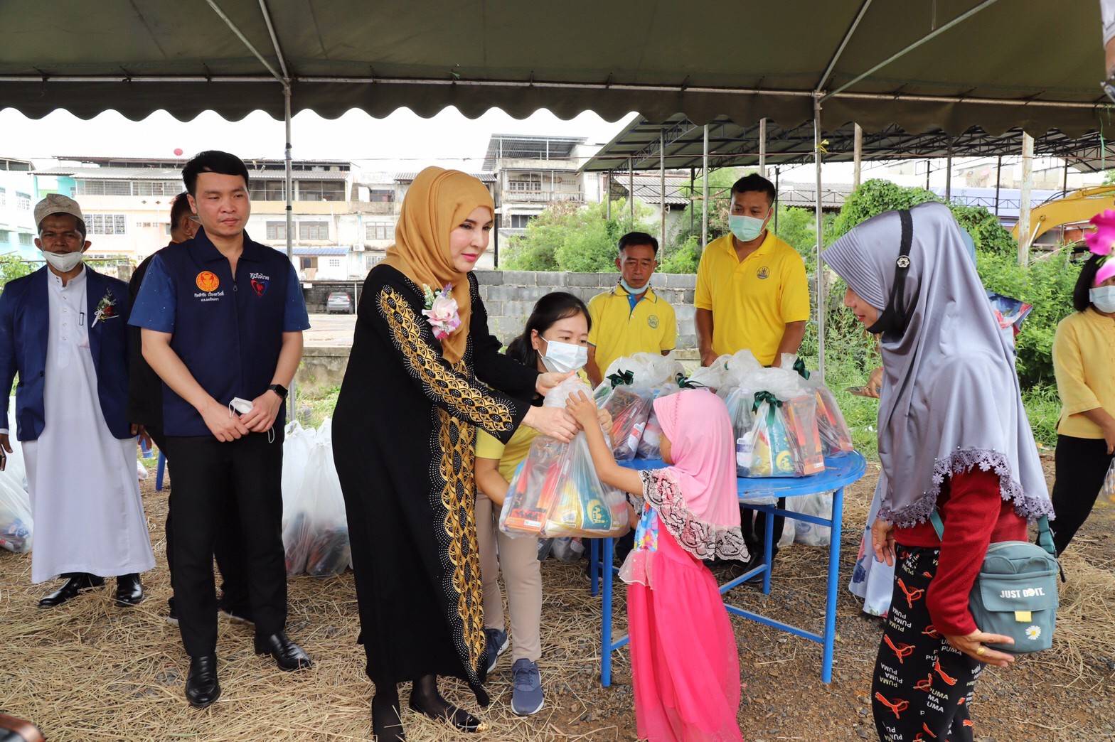 "รมช.มนัญญา" แจกของละศีลอด ต้อนรับรอมฎอน 2564