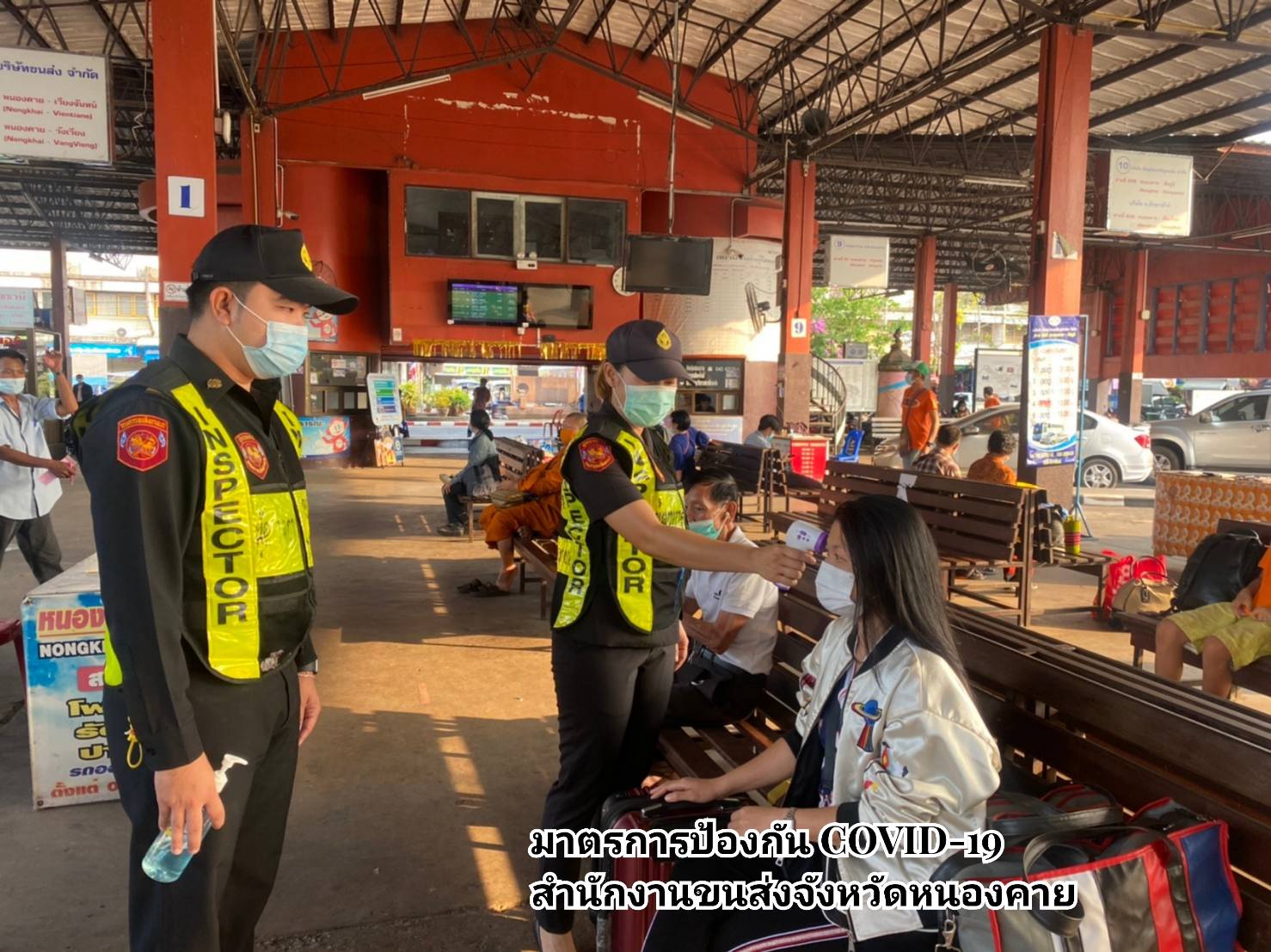 กรมการขนส่งทางบก กำชับ !! เจ้าหน้าที่อำนวยความสะดวกส่งประชาชน  ตรวจวัดอุณหภูมิประชาชนทุกครั้งก่อนขึ้นรถโดยสารสาธารณะสพร้อมสวมหน้ากากอนามัยตลอดการเดินทาง และล้างมือด้วยเจลแอลกอฮอล์ทุกครั้ง ตามข้อสั่งการ รมว.คมนาคม
