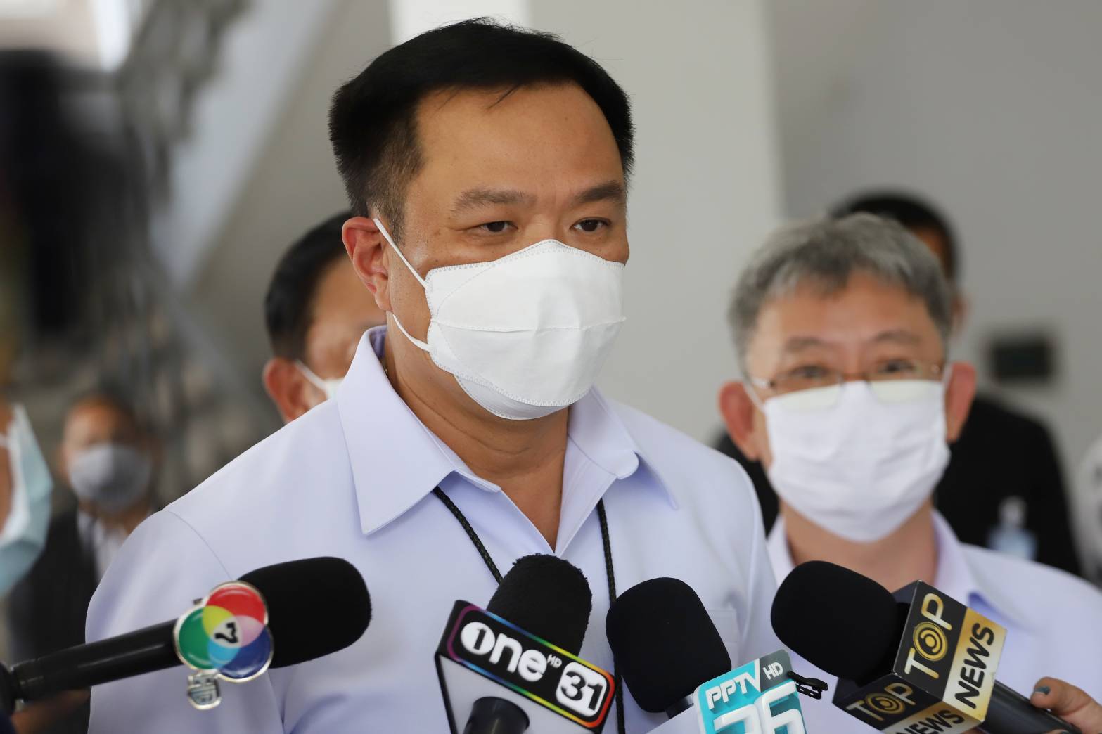 "รองฯอนุทิน" วางกรอบคุมโควิด 19 ระลอกใหม่ ต้องคลี่คลายใน 1 เดือน เผยเป้าฉีดวัคซีนทีมสาธารณสุขครบ 100% ในสัปดาห์หน้า