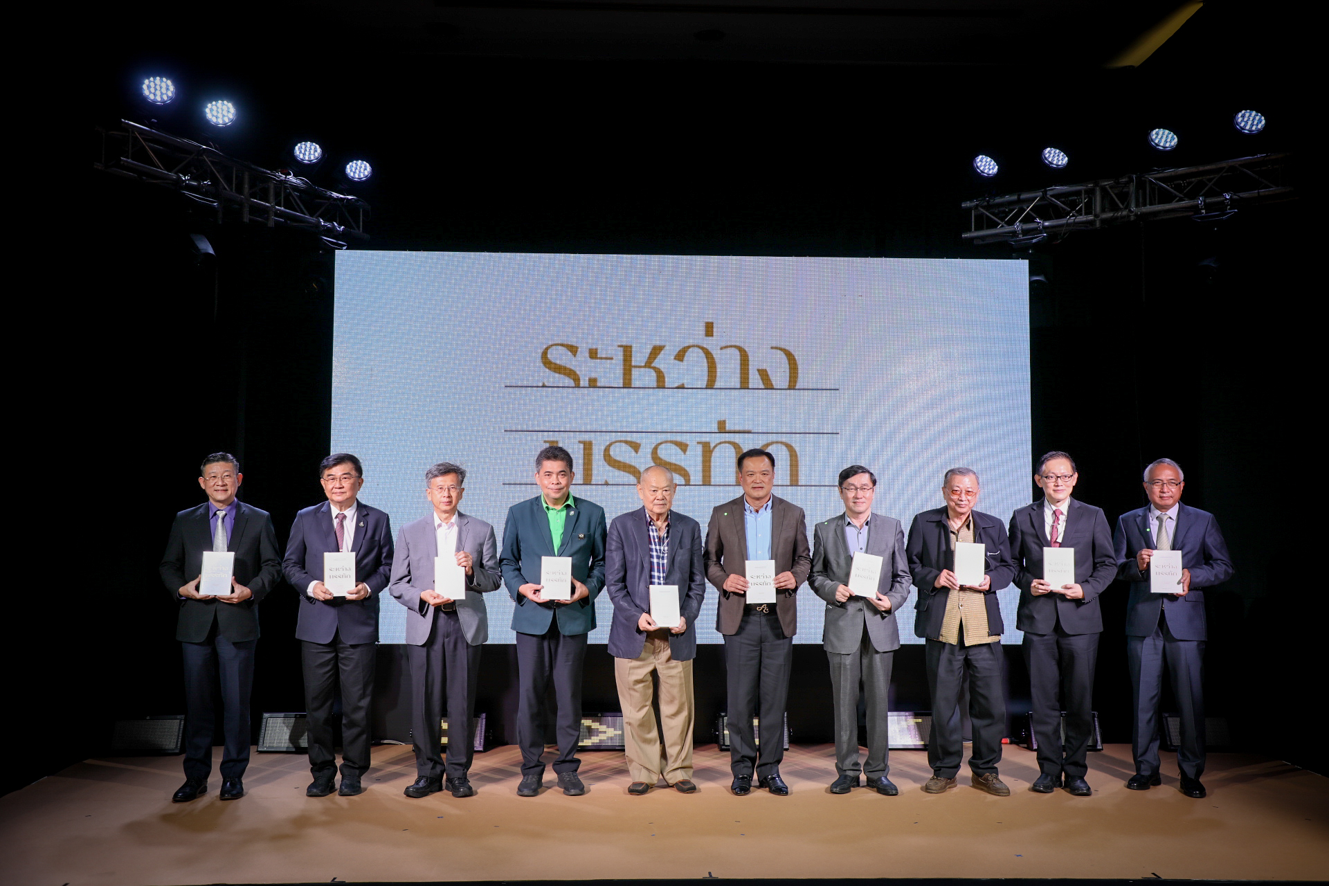 "อนุทิน" ลุยยกระดับสิทธิ์ "บัตรทอง" พัฒนางานบริการประชาชน