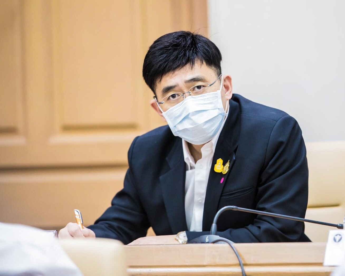 กระทรวงสาธารณสุข ย้ำภาครัฐมีนโยบายฉีดวัคซีนโควิดให้ทุกคนที่อยู่ในแผ่นดินไทย ทั้งคนไทย ต่างชาติ ทูตานุทูต อย่างเท่าเทียมกัน ไม่เลือกปฏิบัติ เป็นไปตามหลักปฏิบัติทางการแพทย์และสาธารณสุข