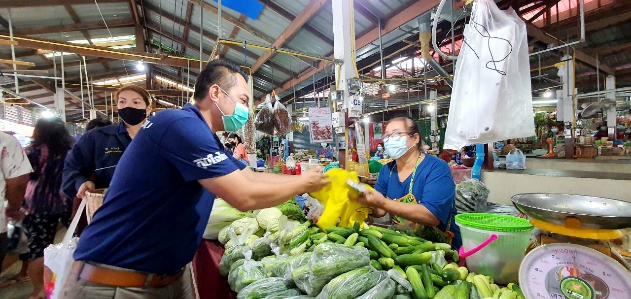 ส.ส.กฤติเดช สันติวชิระกุล ห่วงใยพี่น้องประชาชน ลงพื้นที่พร้อมทีมงาน มอบหน้ากากอนามัย เพื่อใช้ป้องกัน Covid-19