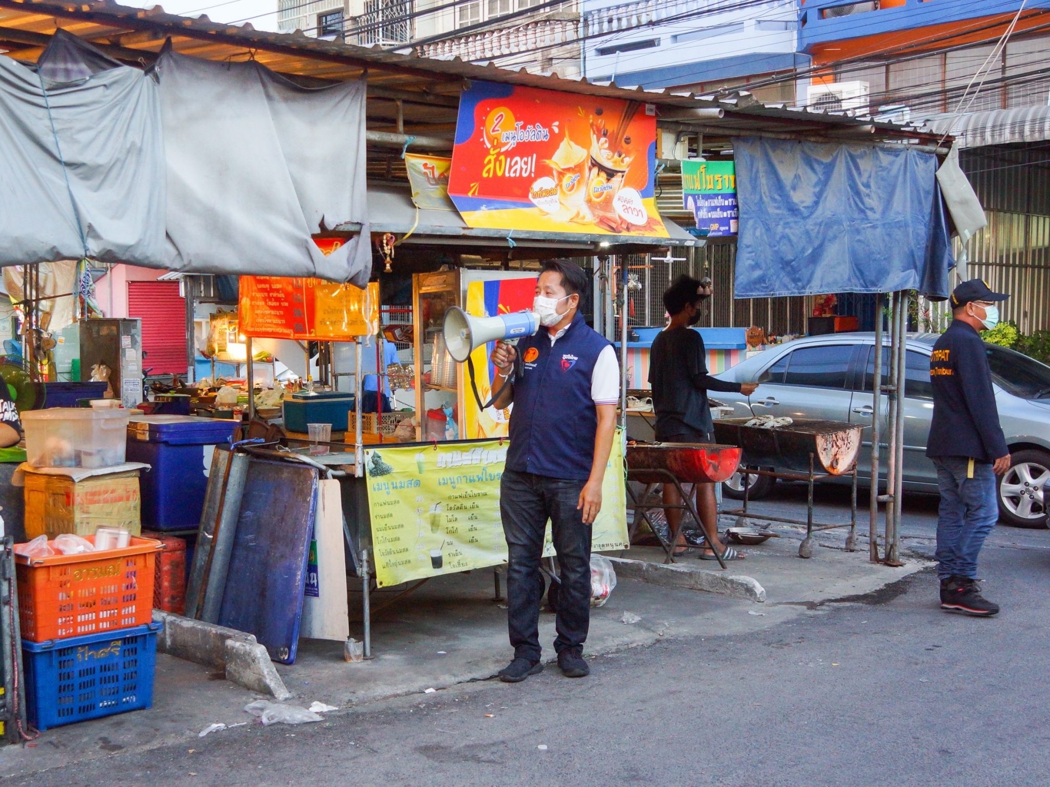 "ส.ส.โชติพิพัฒน์"ห่วงใยพี่น้องประชาชน ลงพื้นพร้อมทีมงานไปฉีดพ่นยาฆ่าเชื้อไวรัส COVID-19