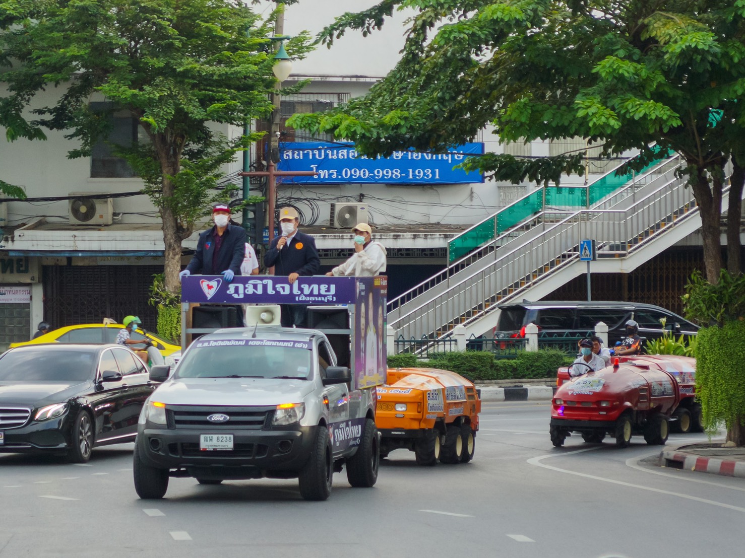 "ส.ส.โชติพิพัฒน์" ห่วงใยพี่น้อง ปชช. ลงพื้นที่พร้อมทีมงานฉีดพ่นยาฆ่าเชื้อไวรัส COVID-19 ที่บริเวณฝั่งธนบุรี