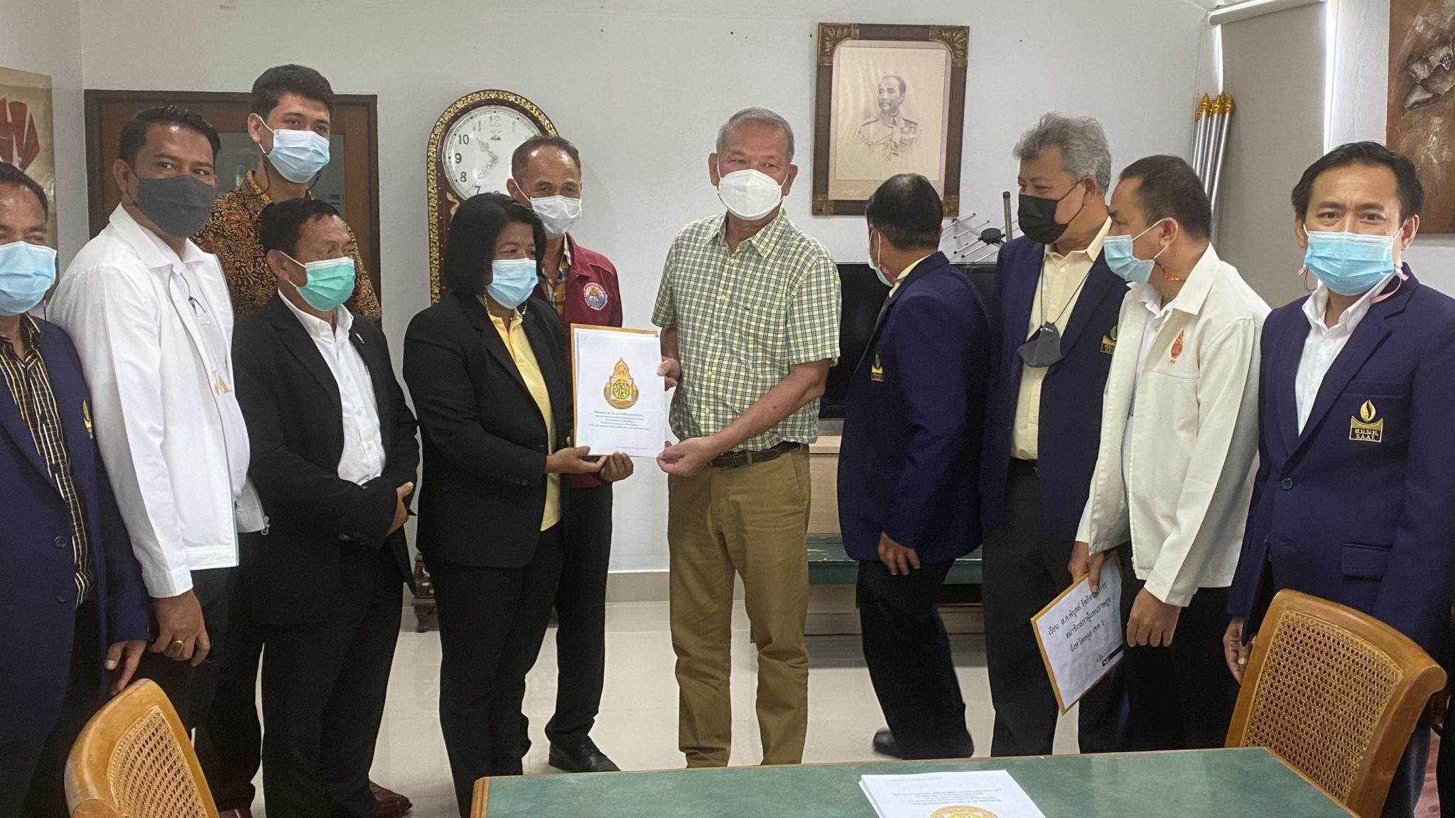 "ส.ส.พิบูลย์" ให้การต้อนรับ ผอ.ร.ร.สตูล และผอ.รร.ละงูพิทยาคม และคณะที่ได้เดินทางมายื่นหนังสือคัดค้าน ร่าง พ.ร.บ.การศึกษาแห่งชาติ พ.ศ...