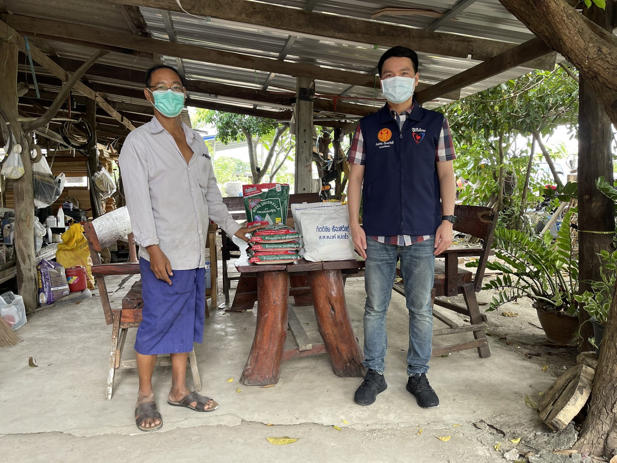 "ส.ส.กิตติชัย" ห่วงใยพี่น้องประชาชน ลงพื้นที่มอบสิ่งของให้กับผู้กักตัว ม.8 ต.เปรง อ.เมือง จ.ฉะเชิงเทรา