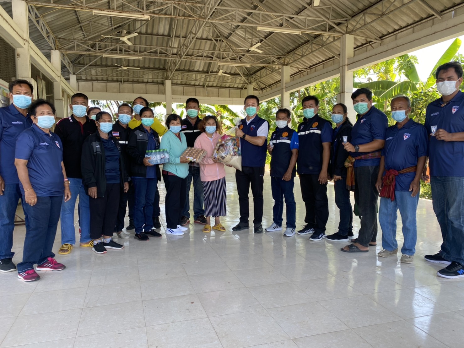 "ส.ส.อดิพงษ์" ห่วงใยพี่น้องประชาชน รุดหน้าลงพื้นที่เยี่ยมผู้ที่กักตัวตามศูนย์กักกันโควิด 19 พร้อมมอบน้ำดื่มและอาหารแห้ง