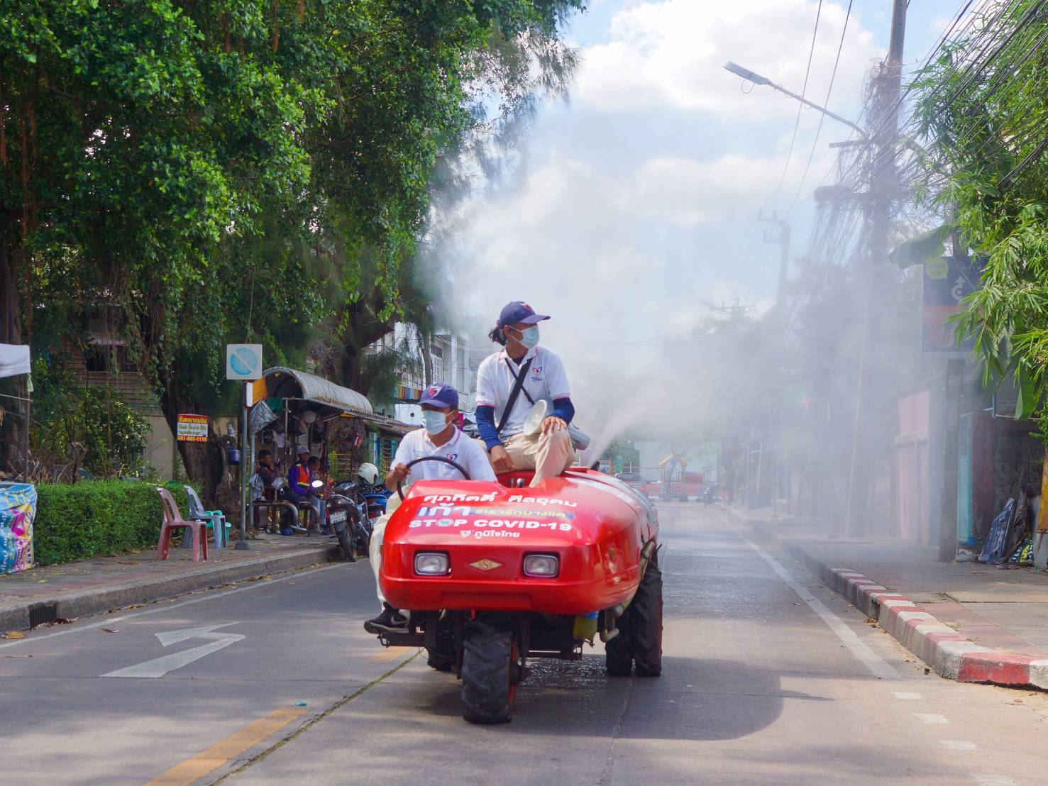 "ส.ส.โชติพิพัฒน์ เตชะโสภณมณี" ห่วงใยพี่น้องประชาชน ลงพื้นที่ฉีดพ่นฆ่าเชื้อไวรัส Covid-19 และพ่รหมอกควันกำจัดยุงลาย ในเขตพื้นที่เขตบางแค กทม.