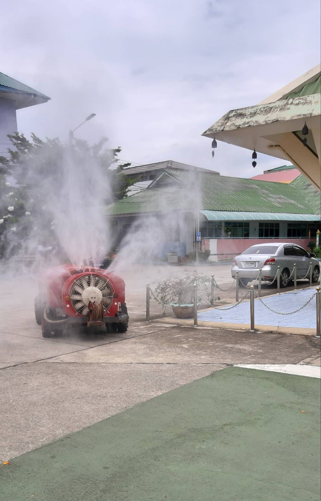 "ส.ส.โชติพิพัฒน์ เตชะโสภณมณี" ห่วงใยพี่น้องประชาชน ลงพื้นที่ฉีดพ่นฆ่าเชื้อไวรัส Covid-19 ที่ บ้านพักคนชราบางแค