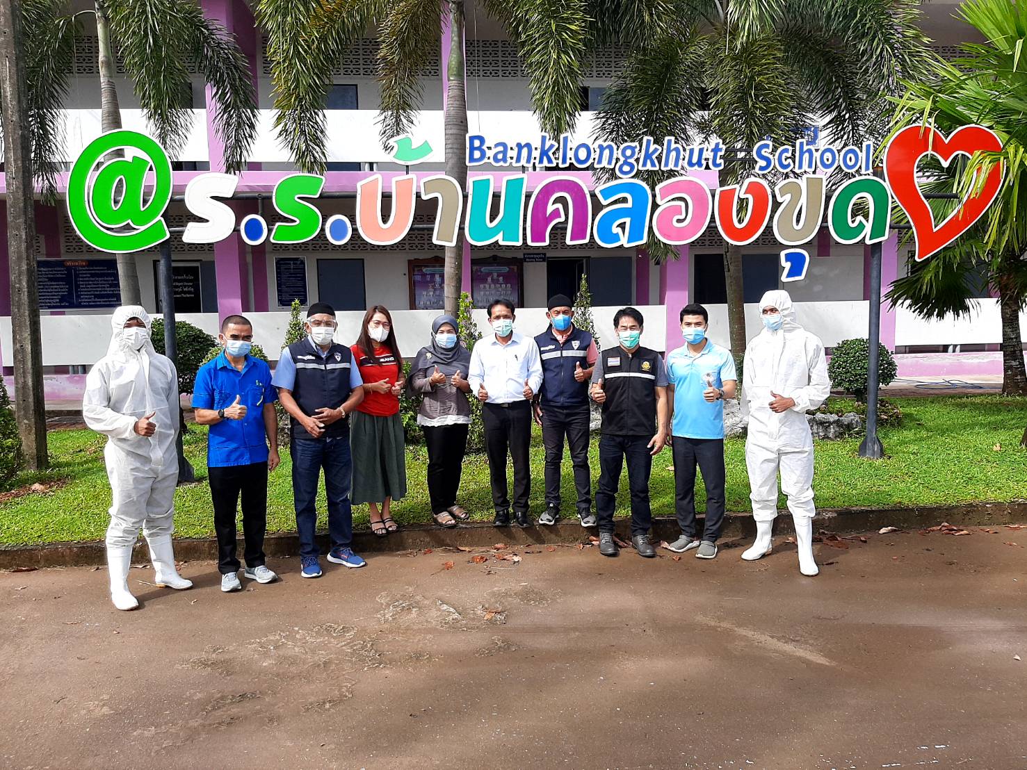 "ส.ส.พิบูลย์" ห่วงใยพี่น้องประชาชน มอบหมายทีมงานลงพื้นที่ฉีดพ่นฆ่าเชื้อ Covid-19 ในพื้นที่ ร.ร.บ้านคลองขุด