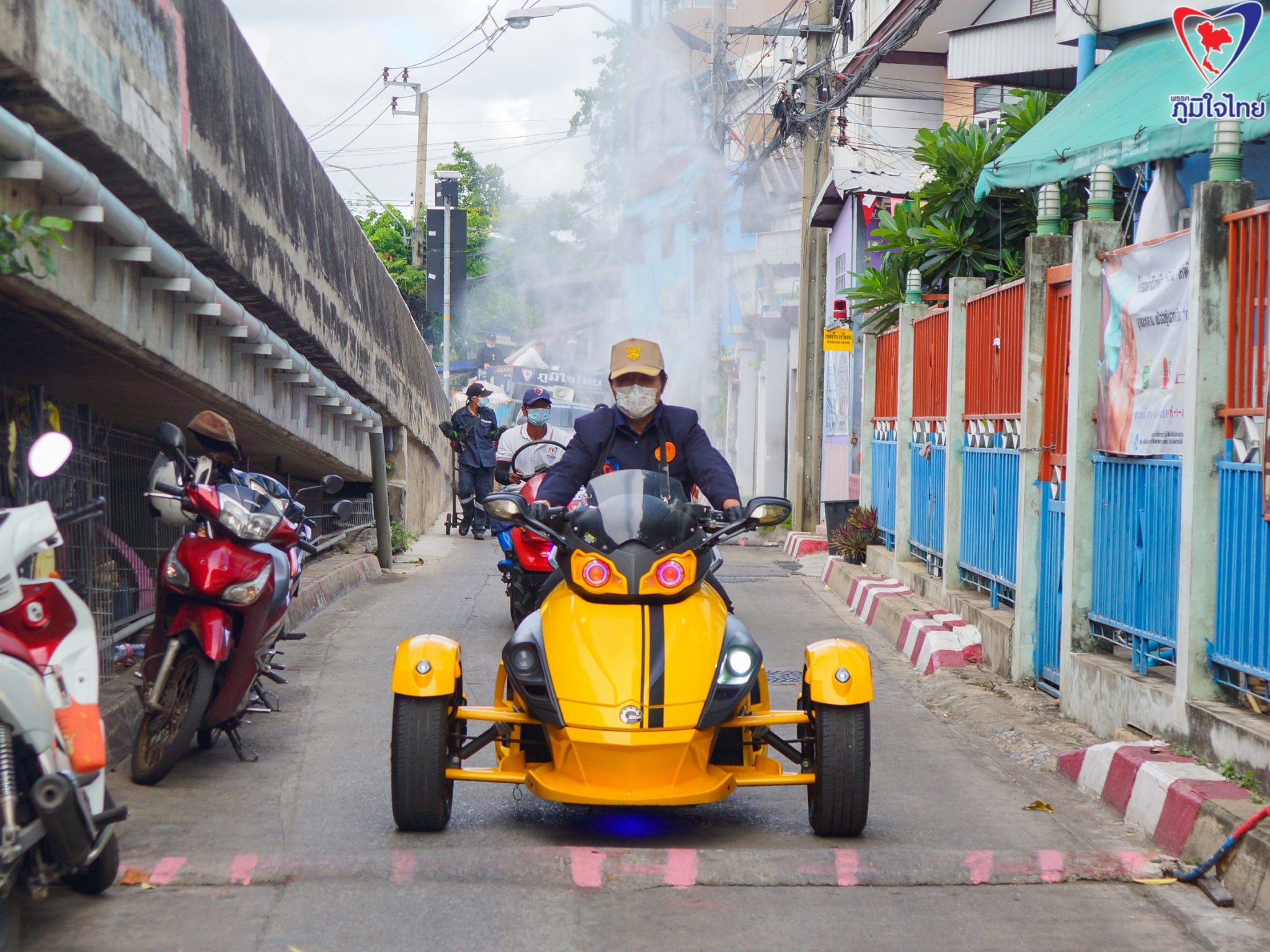 "ส.ส.โชติพิพัฒน์ เตชะโสภณมณี" ห่วงใยพี่น้องประชาชน ลงพื้นที่บริการฉีดพ่นฆ่าเชื้อ Covid-19 ในพื้นที่เขตธนบุรี กทม.