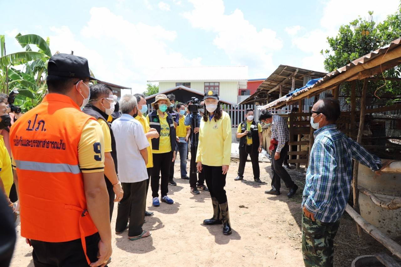 “รมช.มนัญญา” ลงพื้นที่เยี่ยมชมเกษตรกร พร้อมรณรงค์ป้องกัน “โรคลัมปี สกิน” จากประเทศเพื่อนบ้าน ตลอดจนออกมาตรการเข้มงวด พร้อมกำชับหน่วยงานที่เกี่ยวข้องเร่งแก้ไขปัญหาการควบคุมโรคอย่างเร่งด่วน