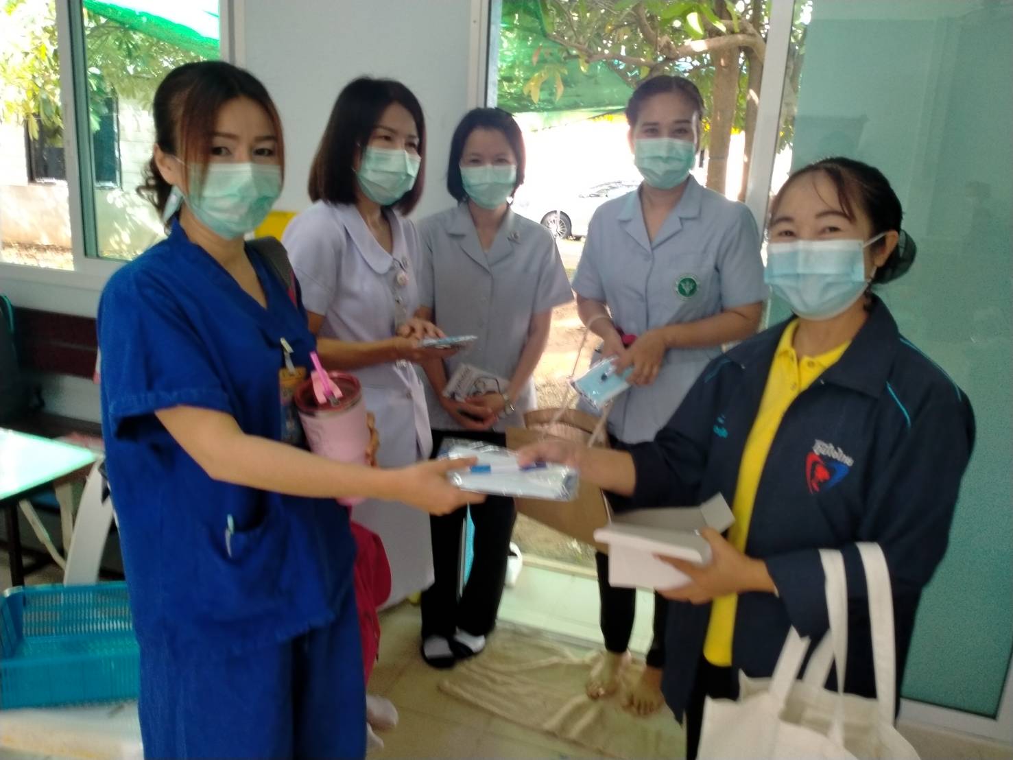 "ส.ส.ศรีนวล" มอบหมายทีมงานลงพื้นที่มอบน้ำดื่ม และหน้ากากอนามัยเพื่อนำไปบริการประชาชนที่มารับการฉีดวัคซีน