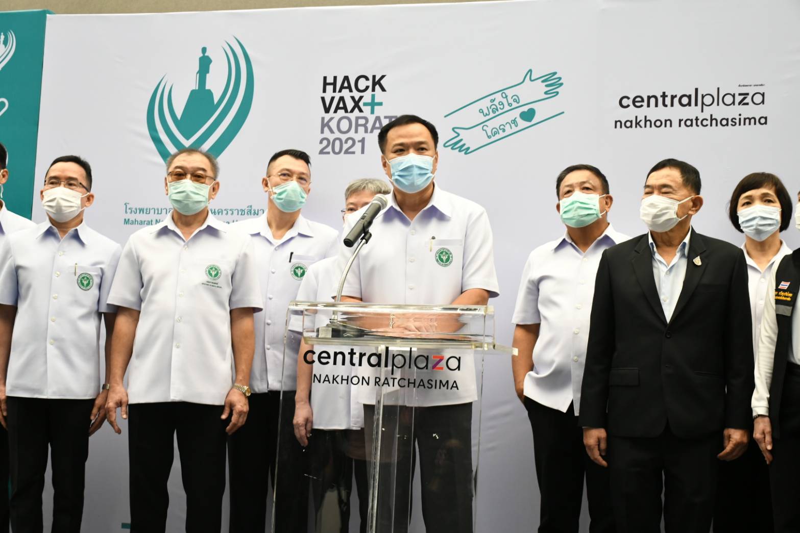 "อนุทิน" ลงพื้นที่ "โคราช" มอบวัคซีนโควิด-19 ตรวจพื้นที่ให้บริการ พร้อมขอประชาชนมั่นใจวัคซีน